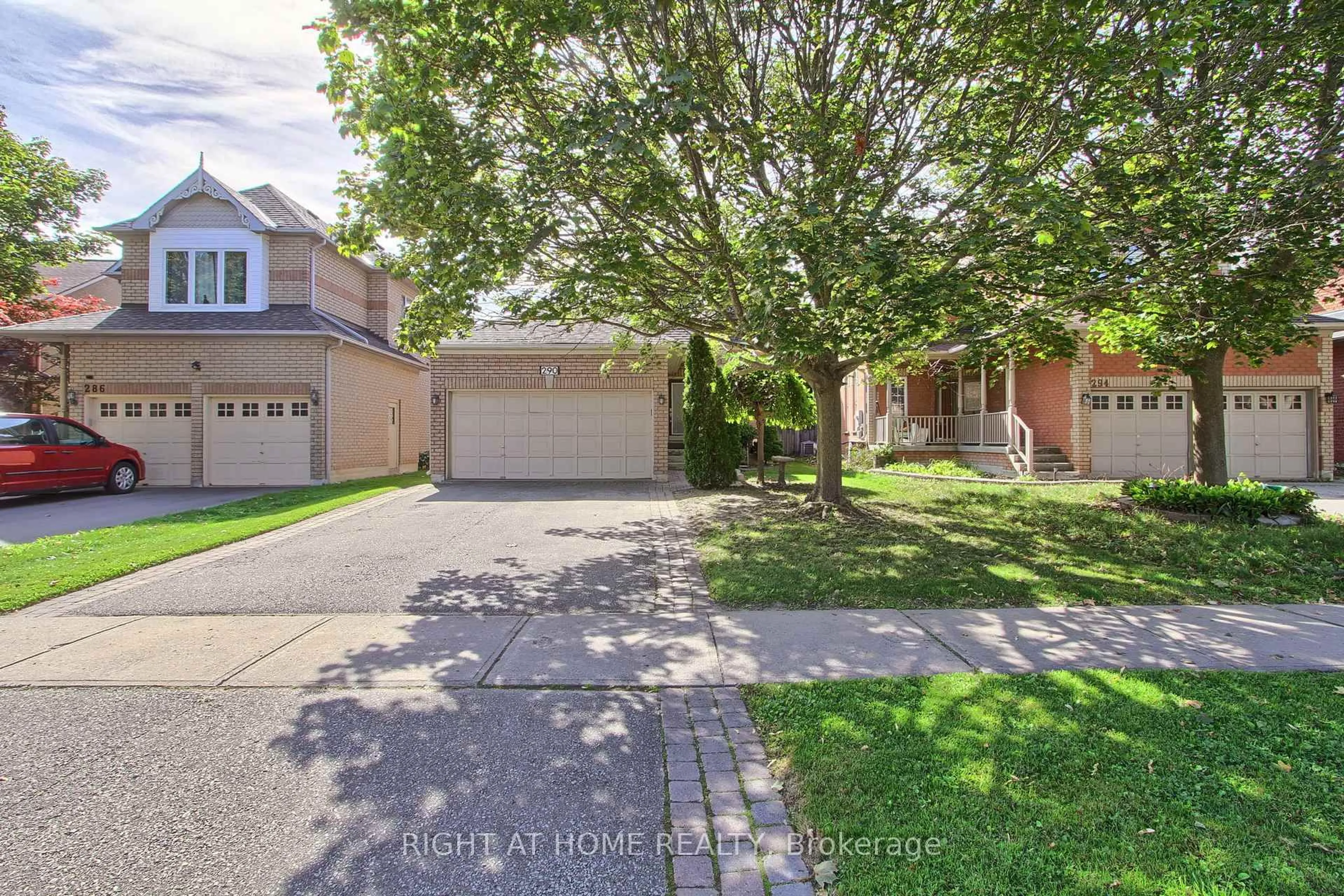 A pic from outside/outdoor area/front of a property/back of a property/a pic from drone, street for 290 Clearmeadow Blvd, Newmarket Ontario L3X 2C6