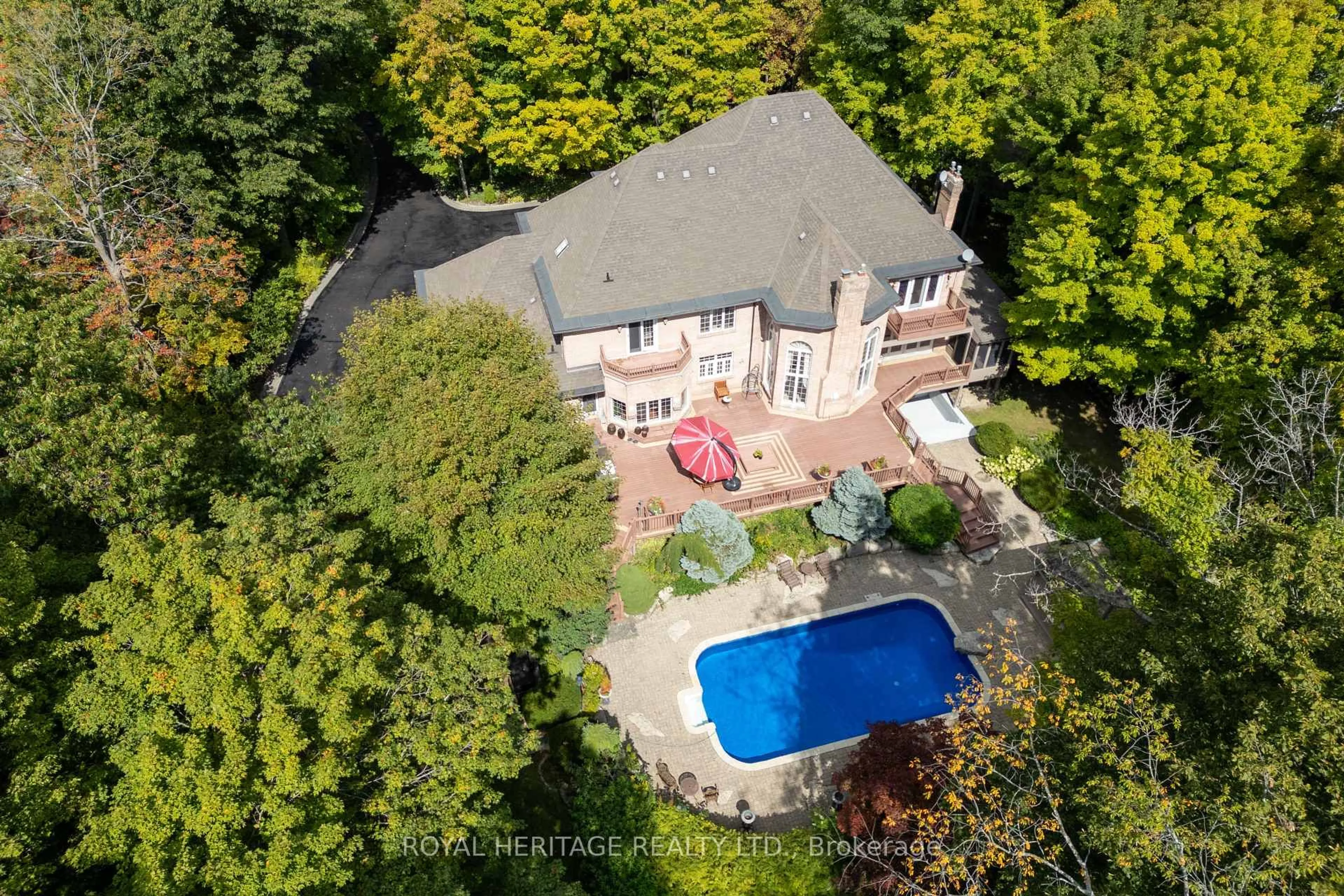 A pic from outside/outdoor area/front of a property/back of a property/a pic from drone, water/lake/river/ocean view for 226 Forest Ridge Rd, Richmond Hill Ontario L4E 3L8