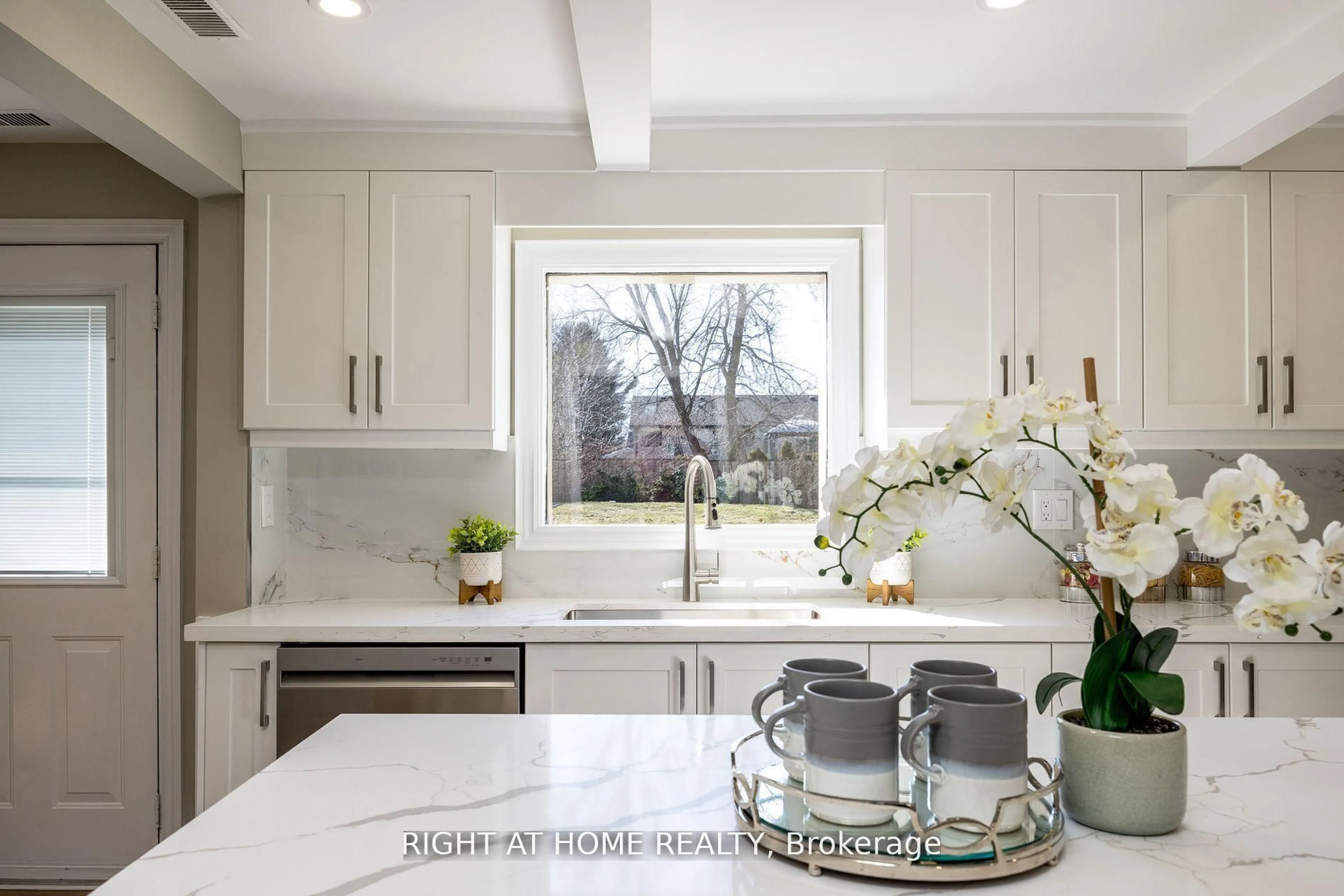 Contemporary kitchen, ceramic/tile floor for 15 Farr Ave, East Gwillimbury Ontario L0G 1V0