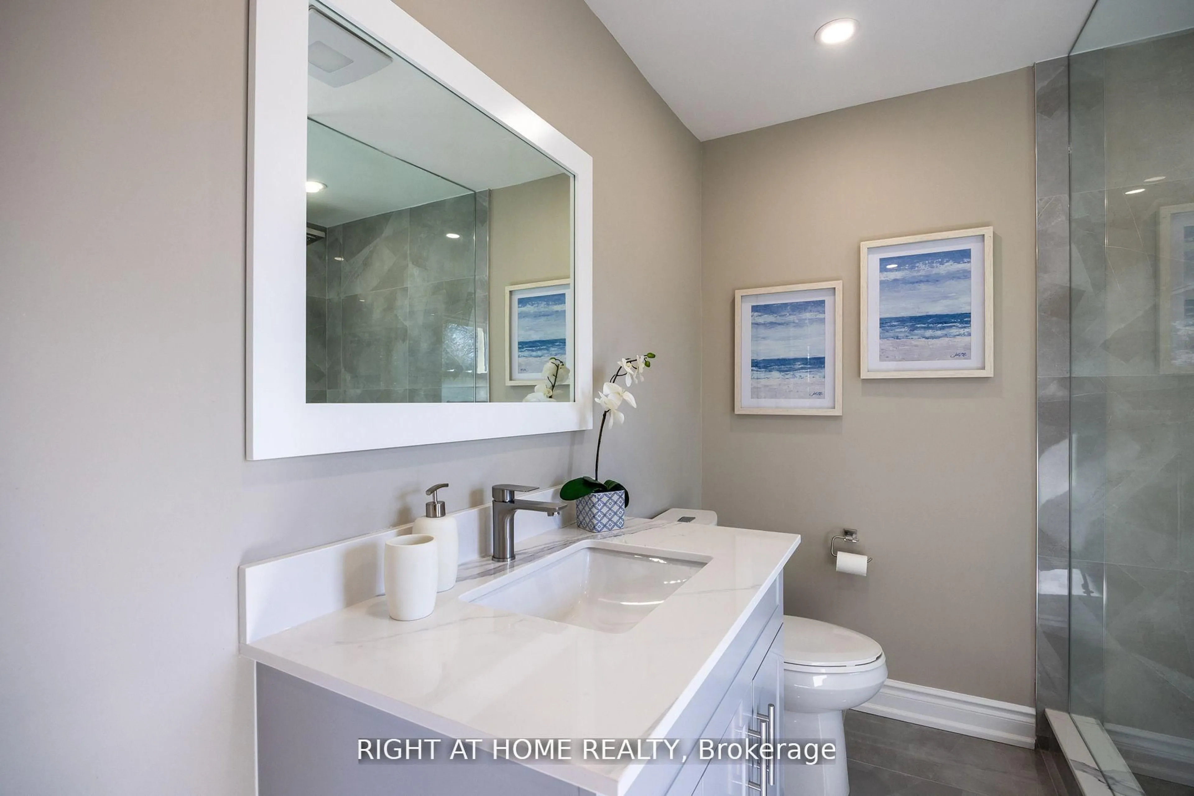 Contemporary bathroom, ceramic/tile floor for 15 Farr Ave, East Gwillimbury Ontario L0G 1V0