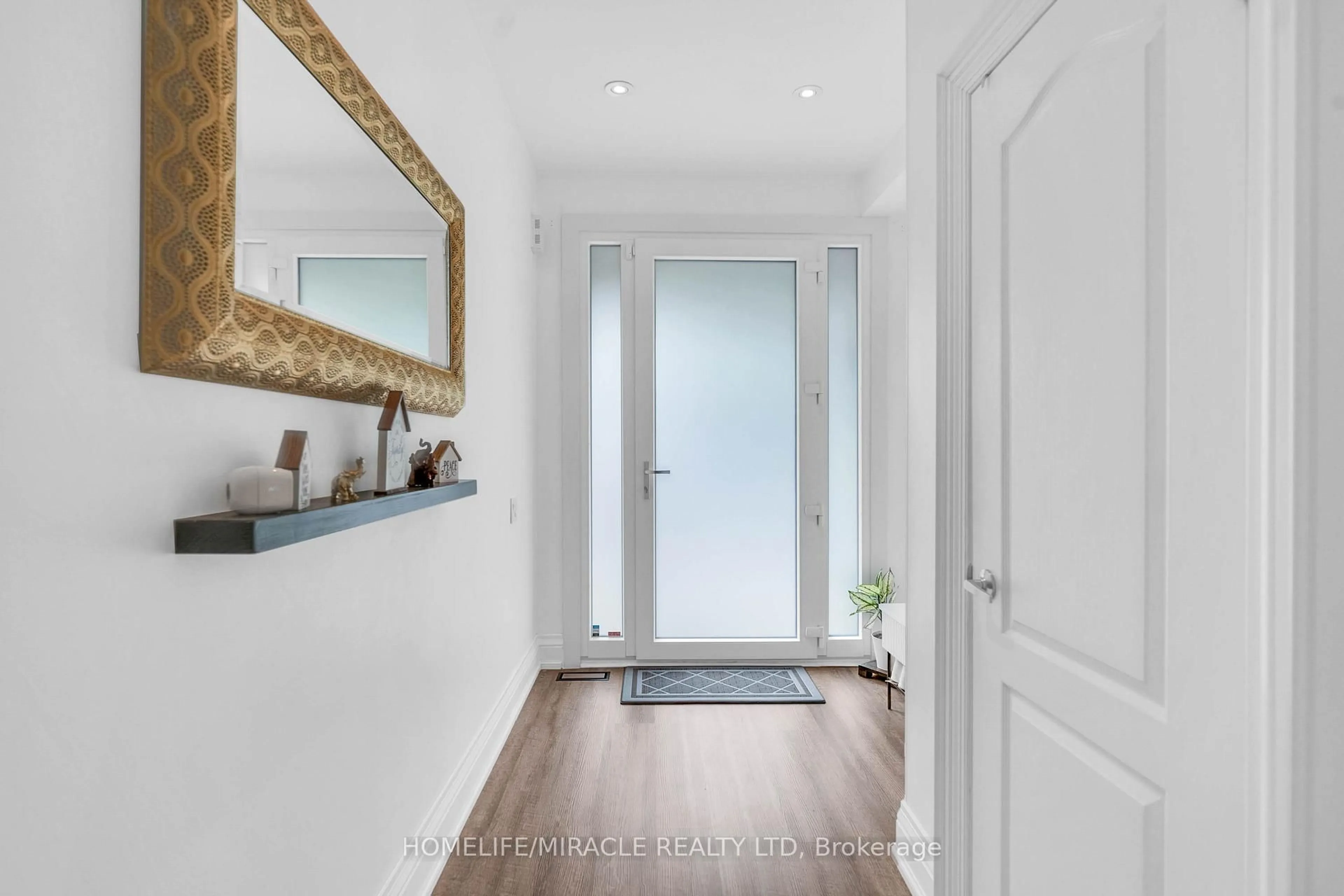 Indoor entryway for 399 Lady Nadia Dr, Vaughan Ontario L6A 4E8