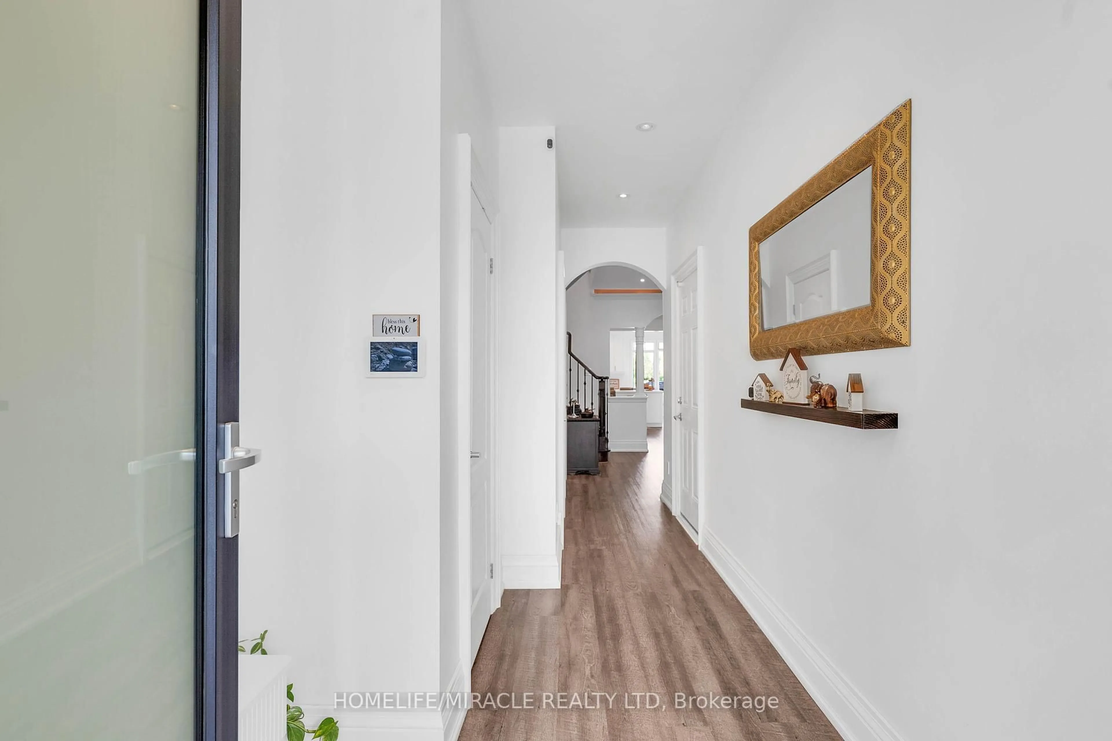 Indoor entryway for 399 Lady Nadia Dr, Vaughan Ontario L6A 4E8