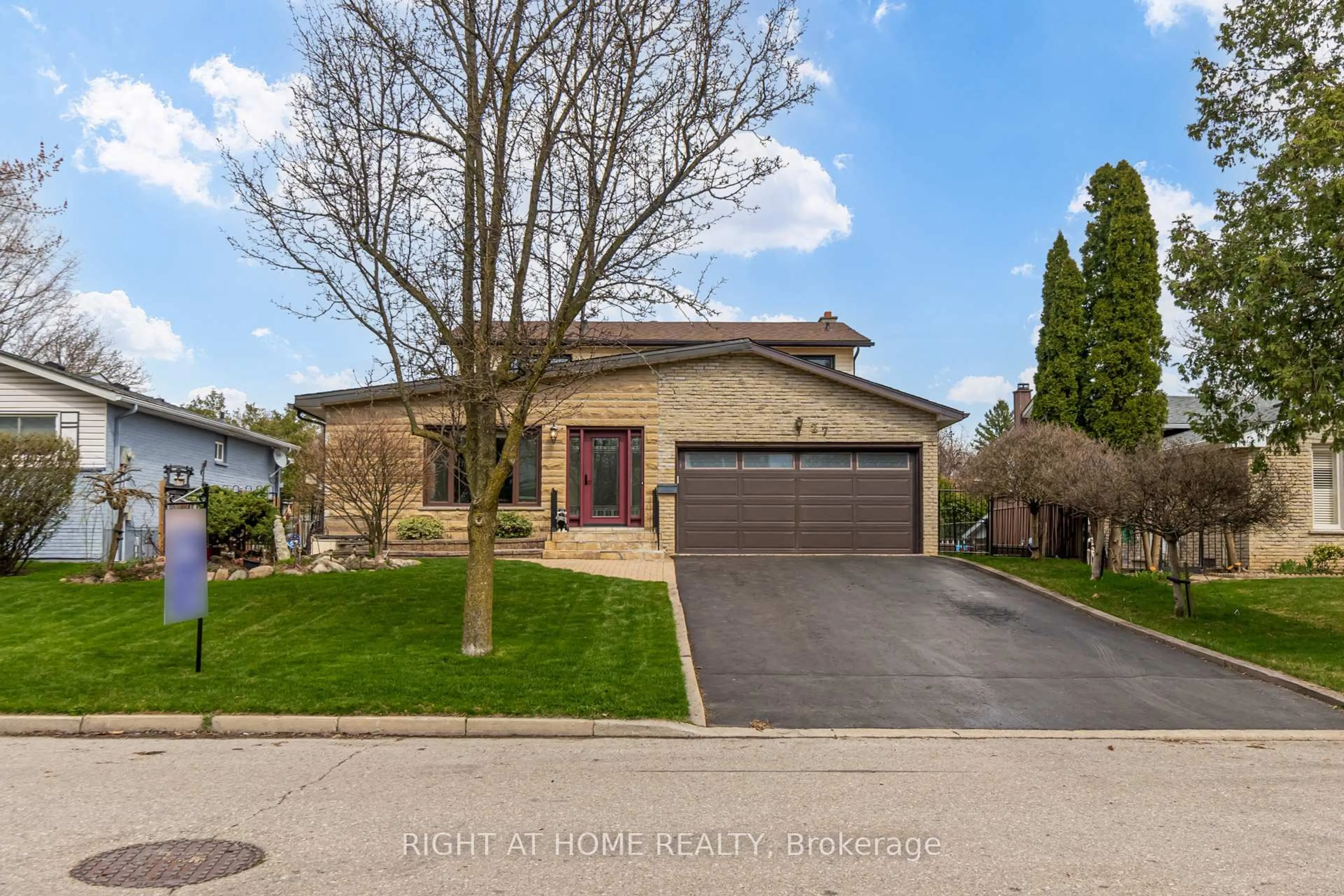 A pic from outside/outdoor area/front of a property/back of a property/a pic from drone, street for 27 Sir Kay Dr, Markham Ontario L3P 2Y9