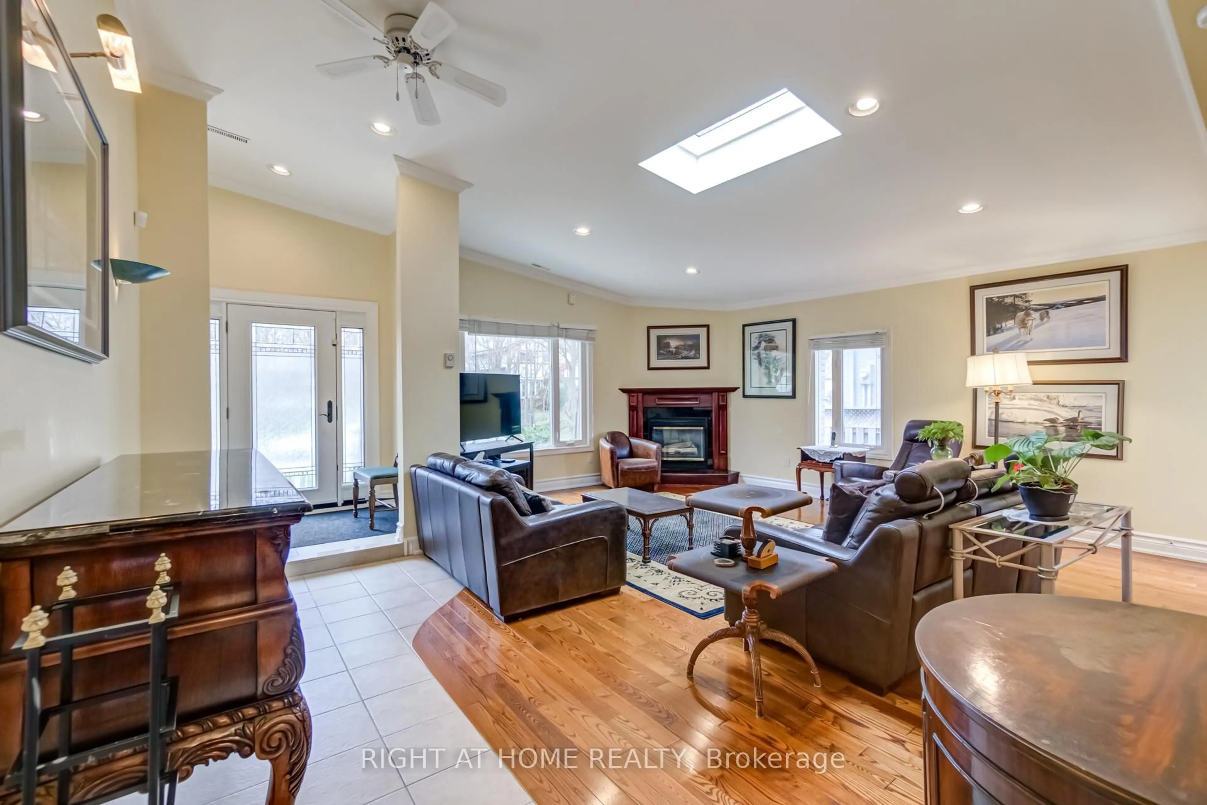 Living room with furniture, unknown for 27 Sir Kay Dr, Markham Ontario L3P 2Y9