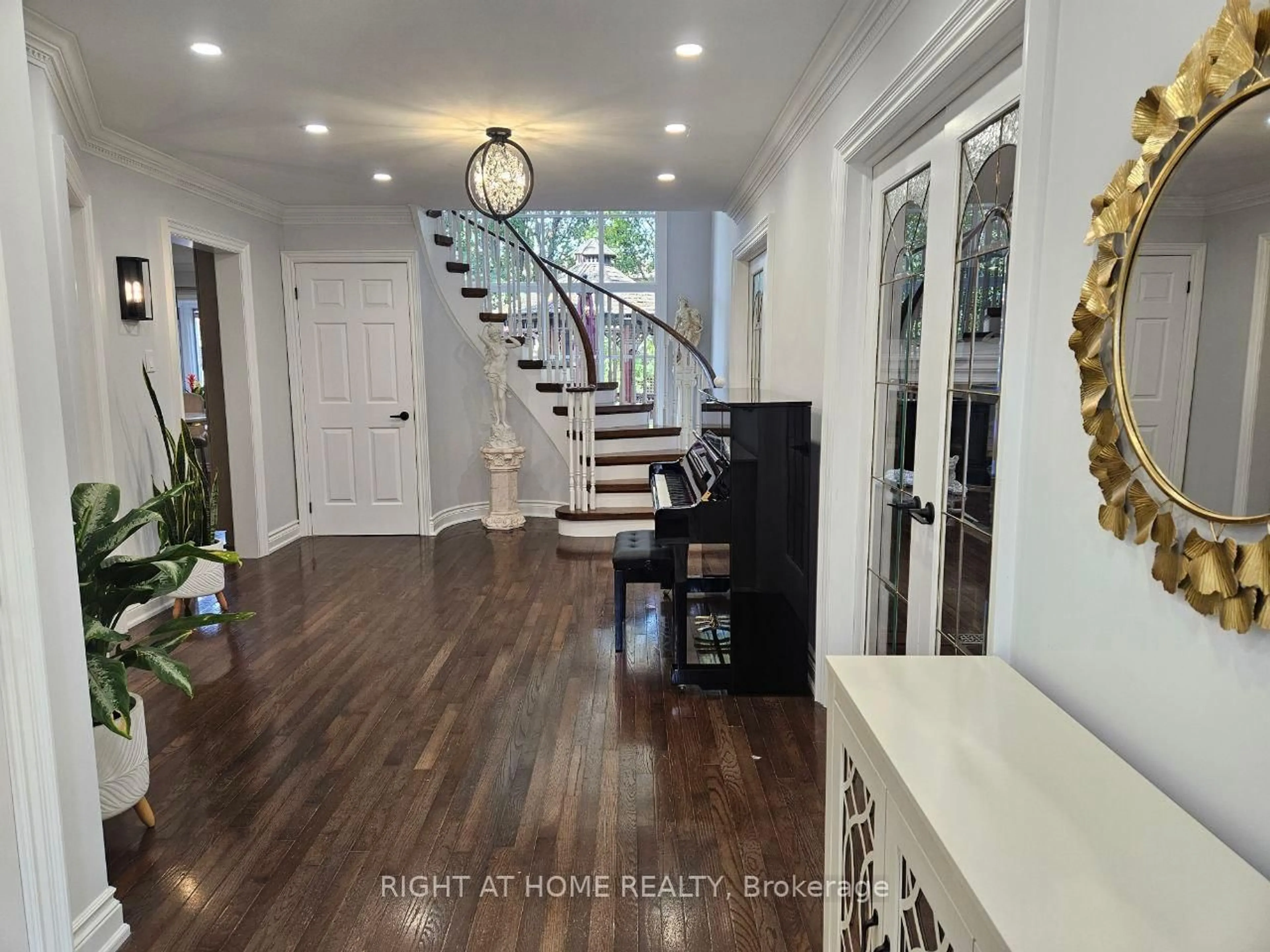 Indoor entryway for 273 Mccaffrey Rd, Newmarket Ontario L3X 1J5