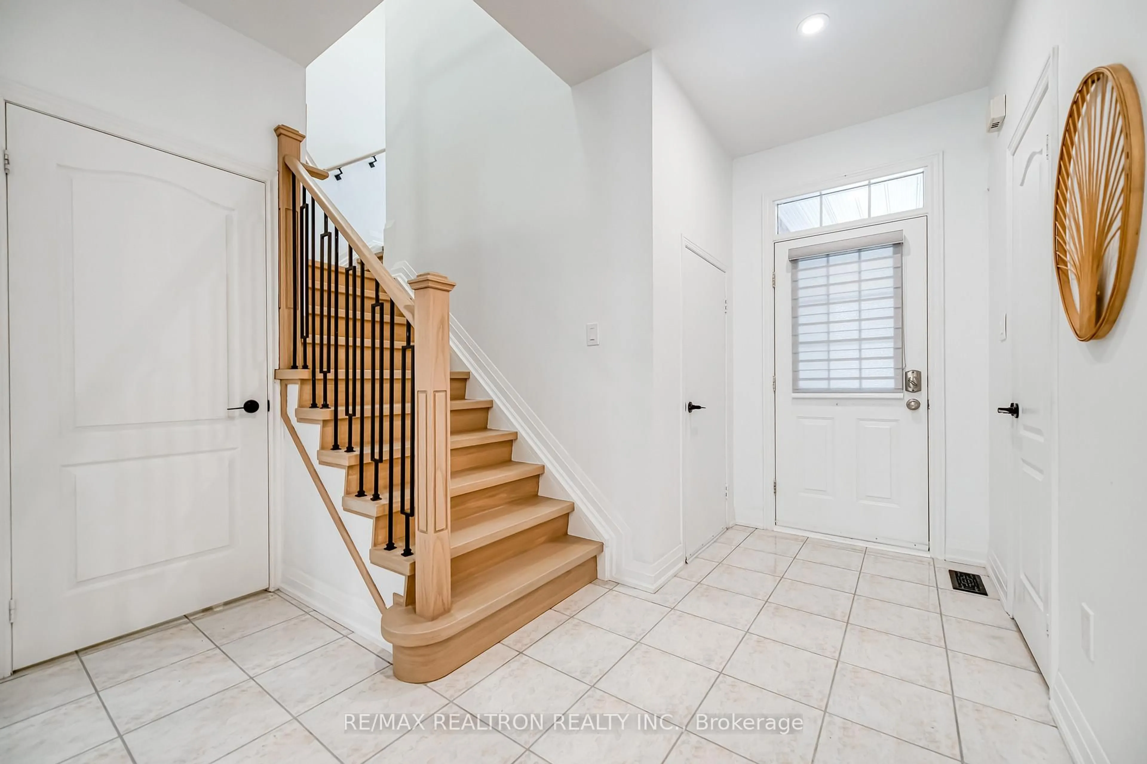 Indoor entryway for 45 Copperstone Cres, Richmond Hill Ontario L4S 2C5