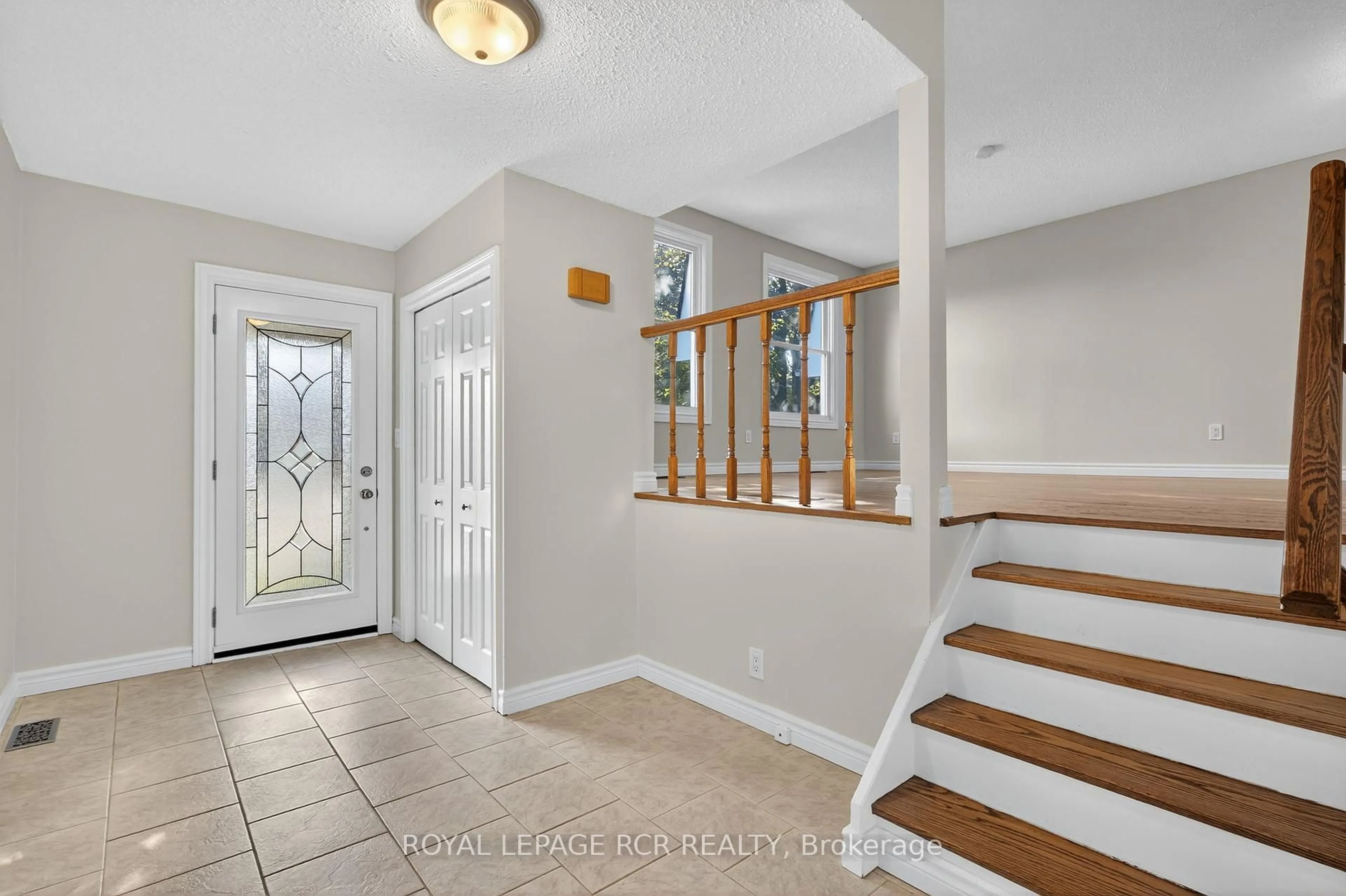 Indoor entryway for 64 Bradley Crt, New Tecumseth Ontario L0G 1W0
