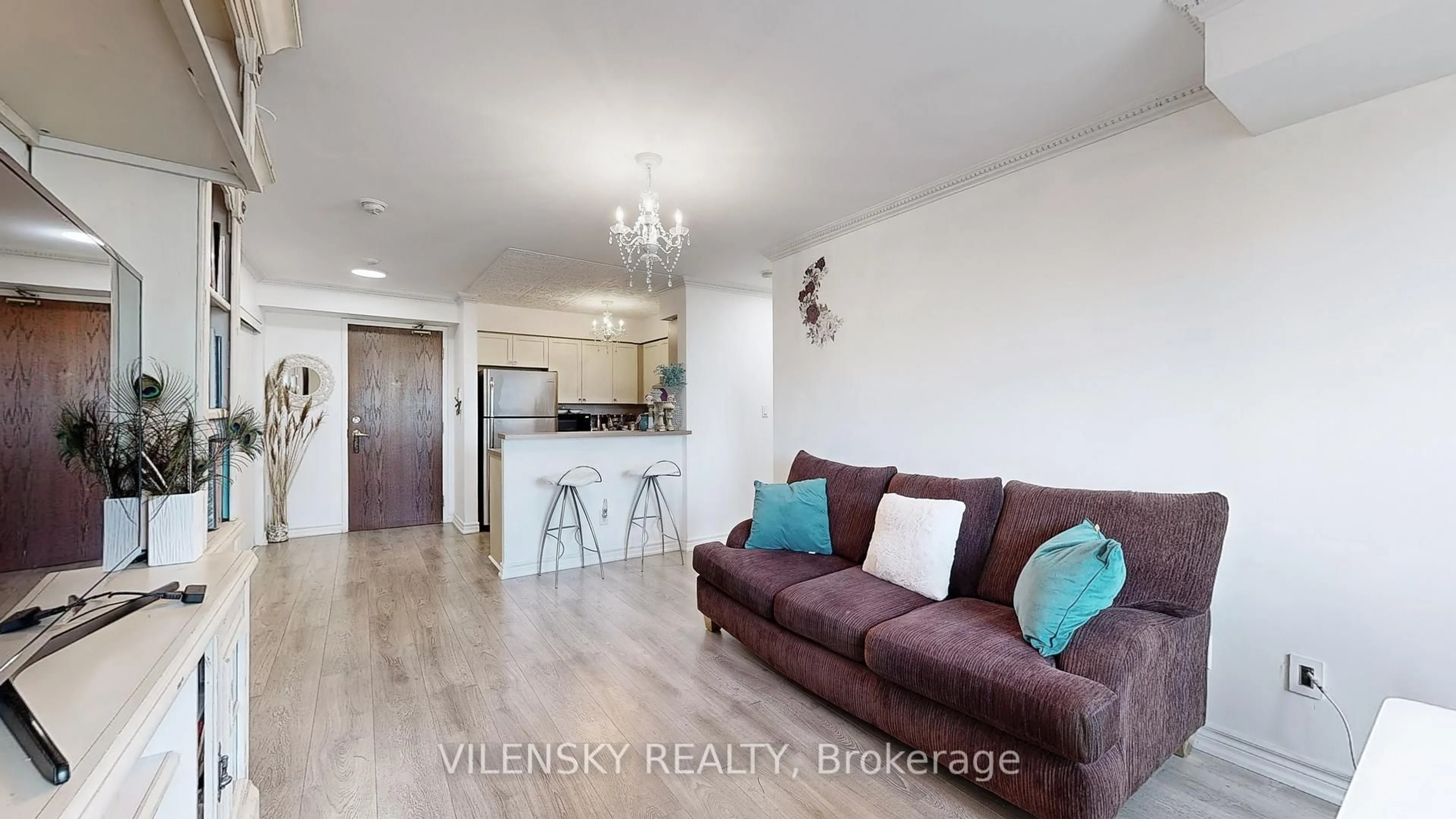 Living room with furniture, wood/laminate floor for 39 Oneida Cres #215, Richmond Hill Ontario L4B 4T9