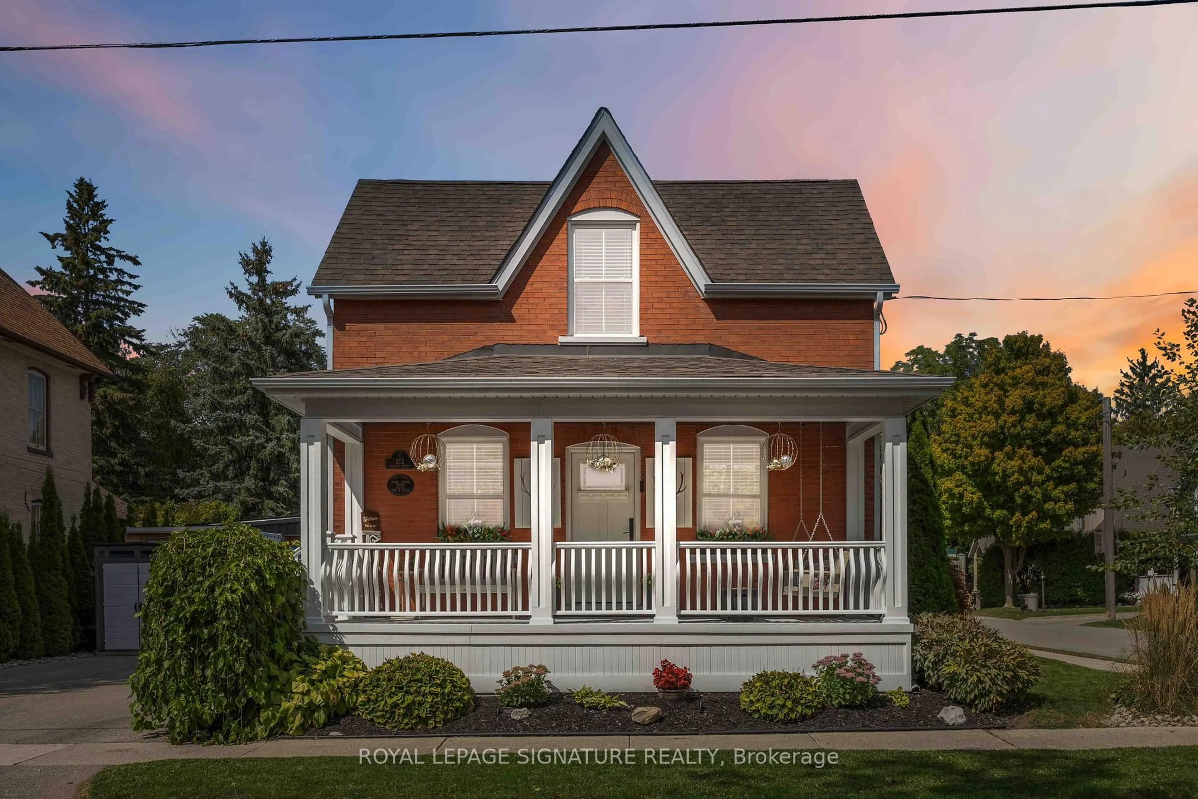 Home with vinyl exterior material, street for 213 Second St, Whitchurch-Stouffville Ontario L4A 1B9
