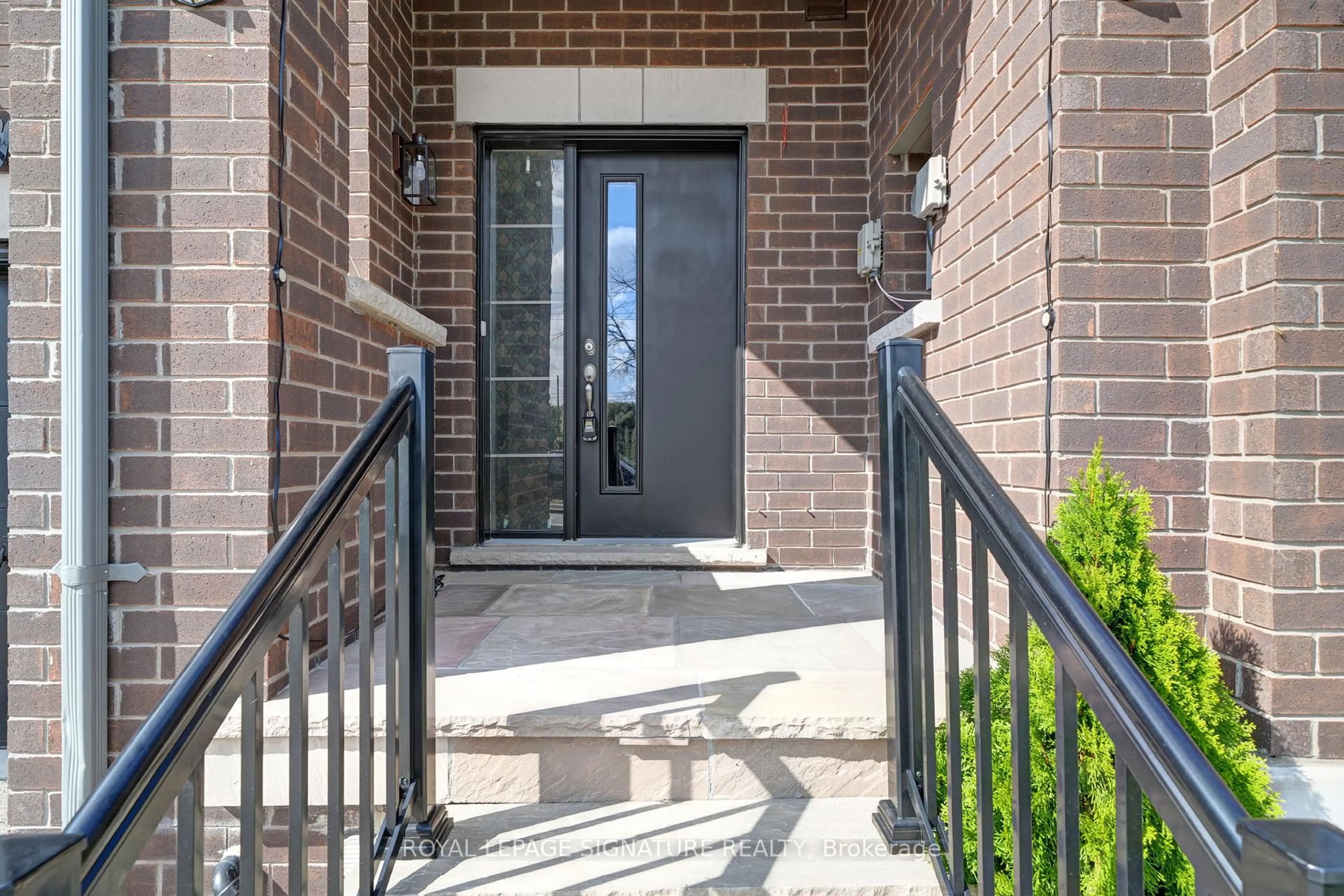 Indoor entryway for 167 Landolfi Way, Bradford West Gwillimbury Ontario L3Z 4L7