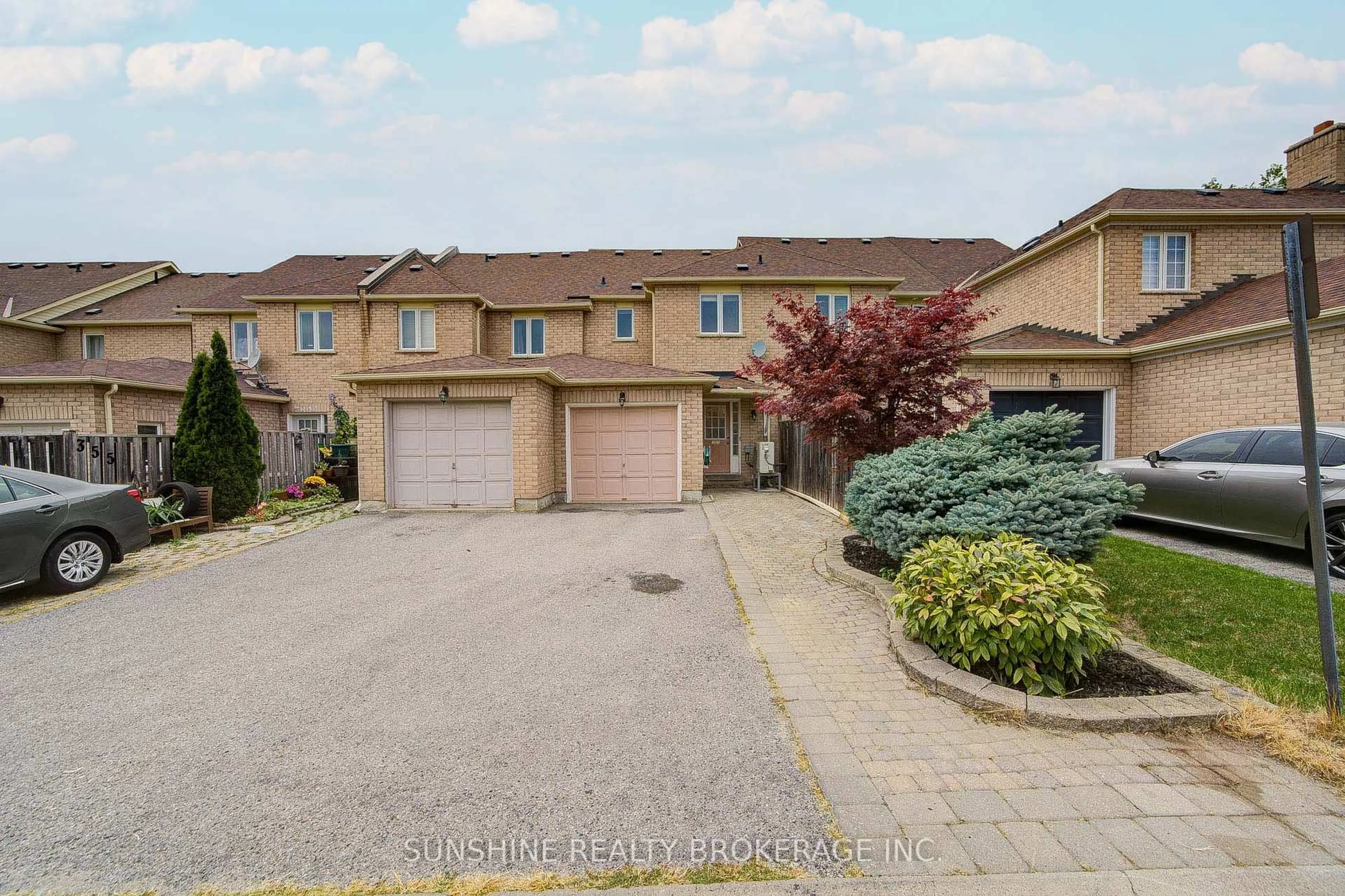 A pic from outside/outdoor area/front of a property/back of a property/a pic from drone, street for 357 Bur Oak Ave, Markham Ontario L6C 2V2