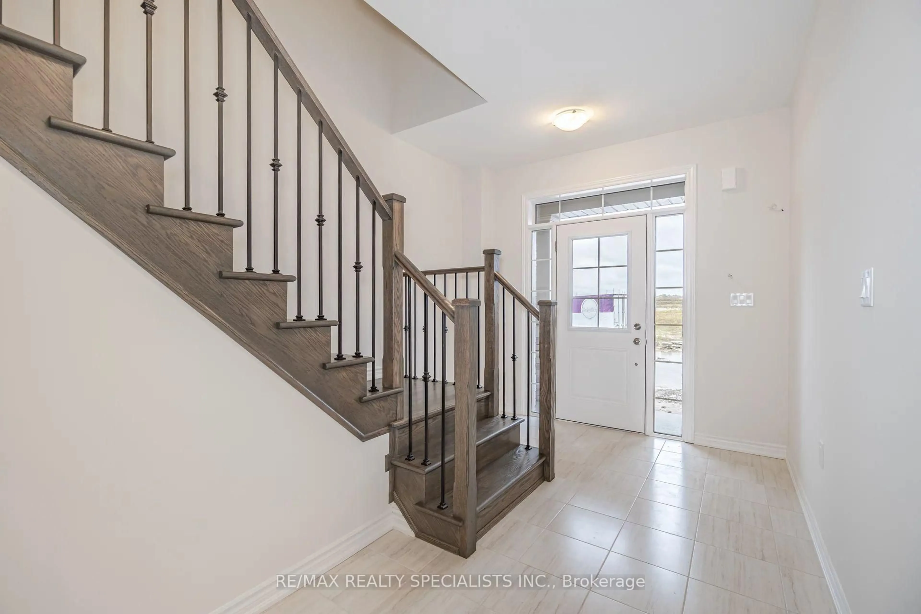 Indoor entryway for 1503 Prentice Rd, Innisfil Ontario L9S 4R7