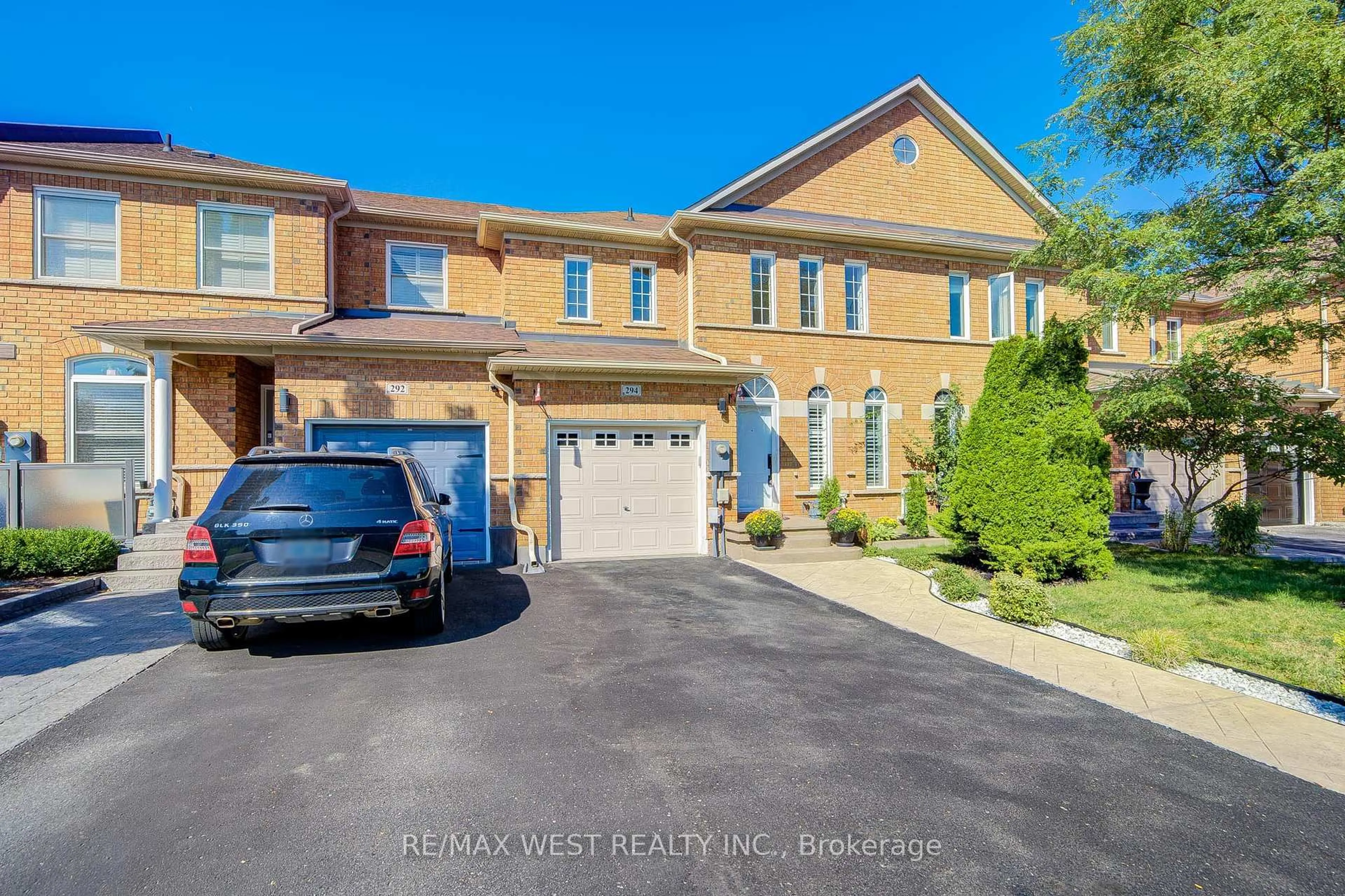 A pic from outside/outdoor area/front of a property/back of a property/a pic from drone, street for 294 Hawkview Blvd, Vaughan Ontario L4H 2G7