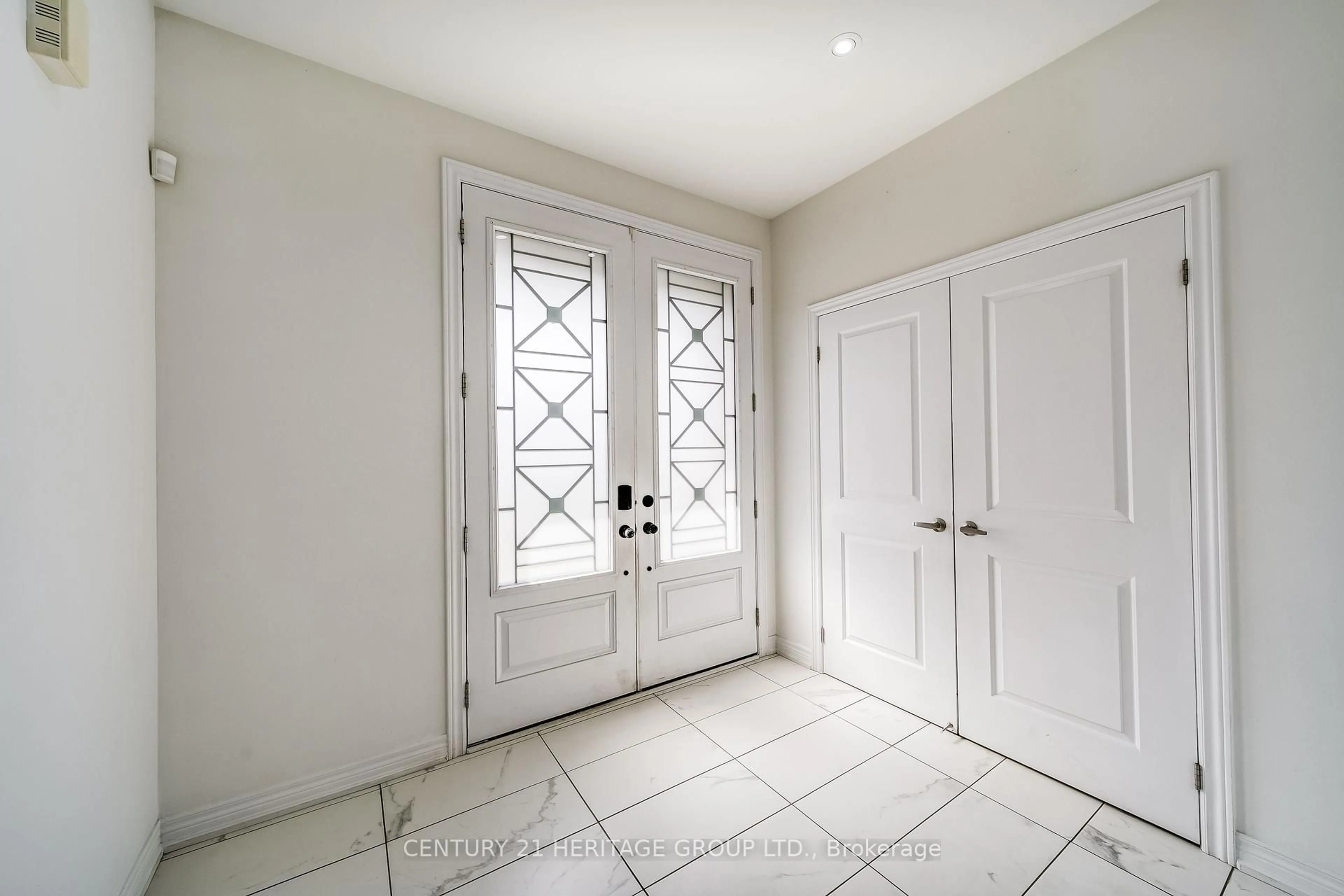 Indoor entryway for 1961 McNeil St, Innisfil Ontario L9S 4B7