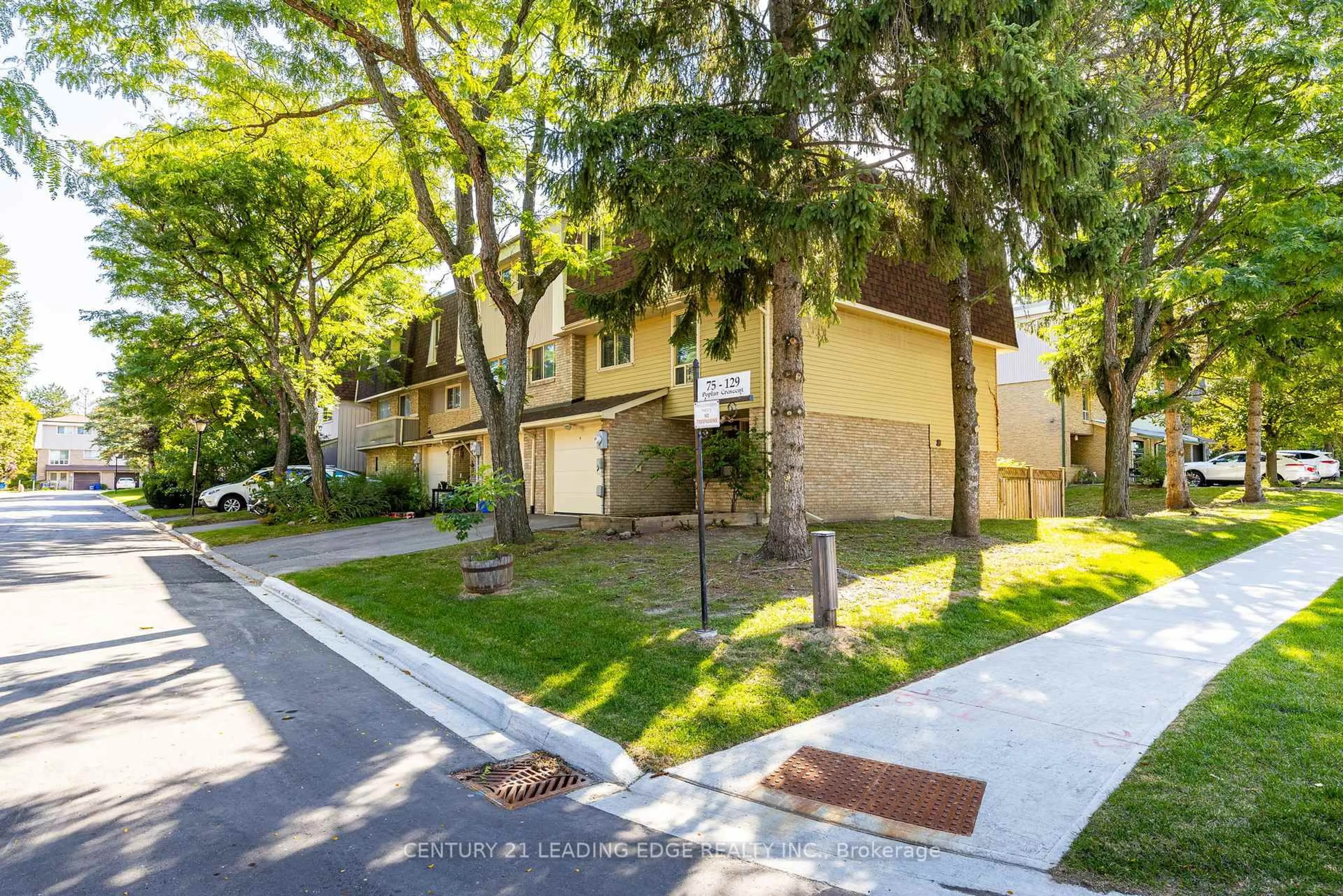 A pic from outside/outdoor area/front of a property/back of a property/a pic from drone, street for 129 POPLAR Cres, Aurora Ontario L4G 3M4