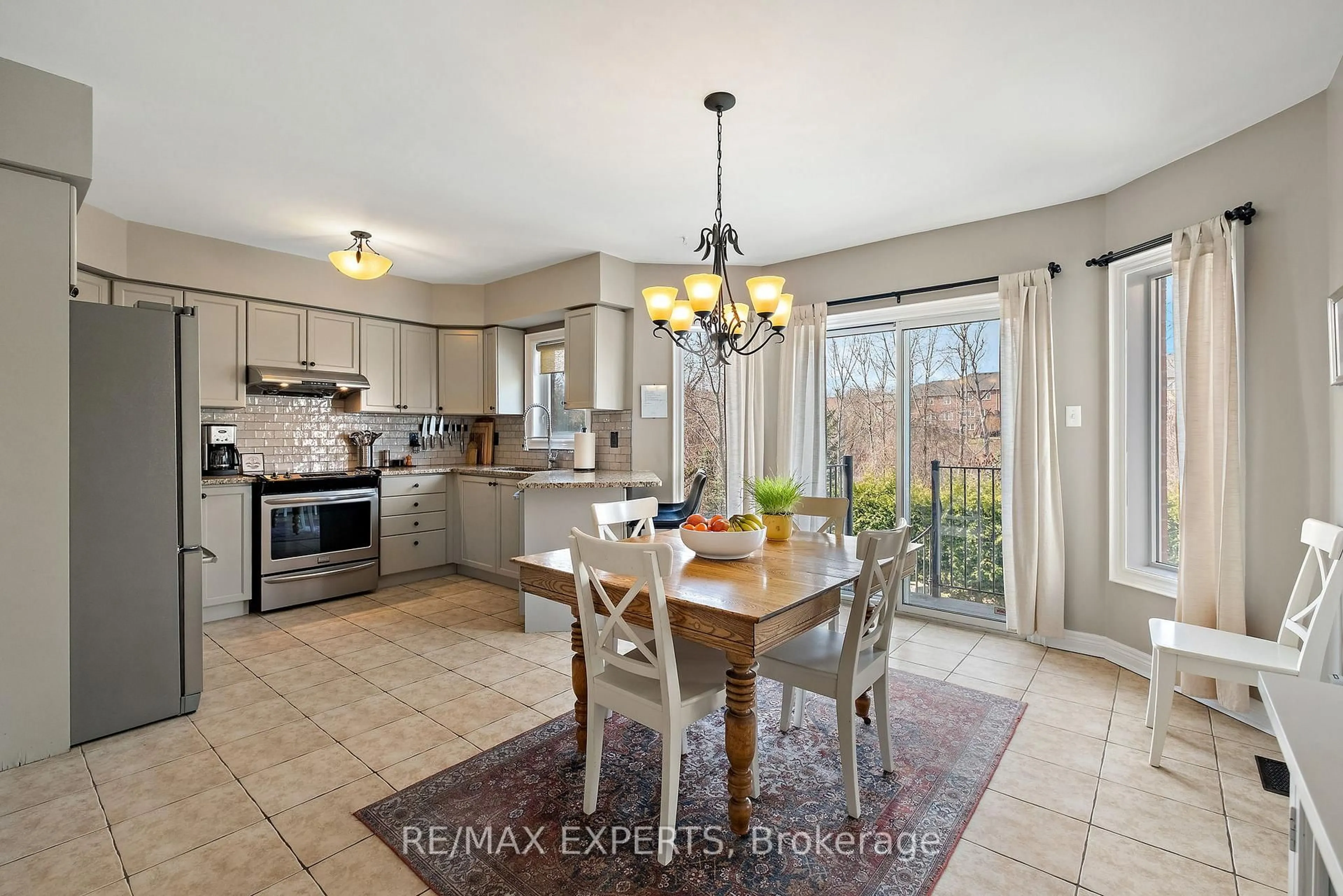 Open concept kitchen, ceramic/tile floor for 228 Sawmill Valley Dr, Newmarket Ontario L3X 2W1