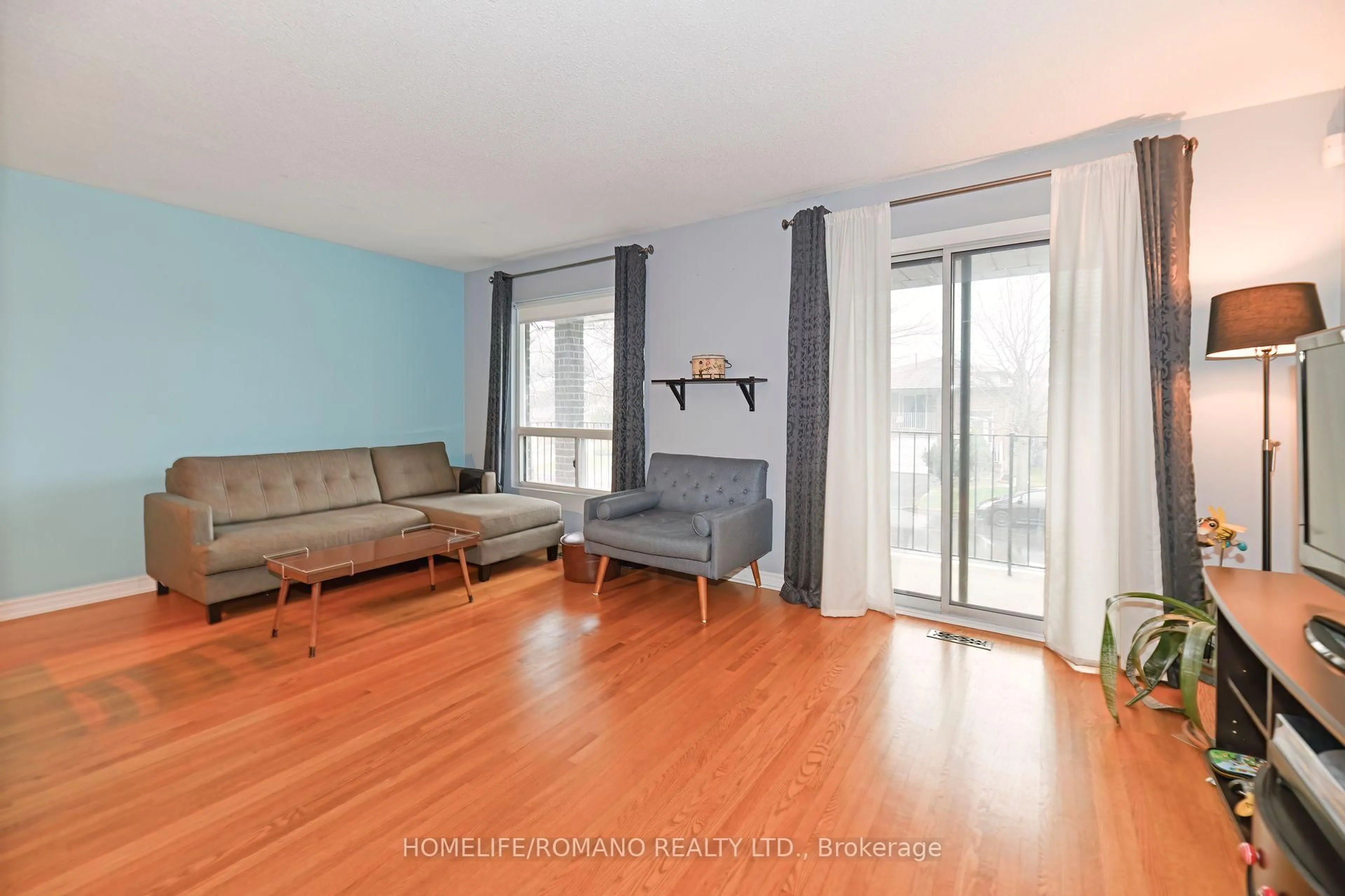 Living room with furniture, wood/laminate floor for 26 Quaker Ridge Rd, Vaughan Ontario L4K 2E7