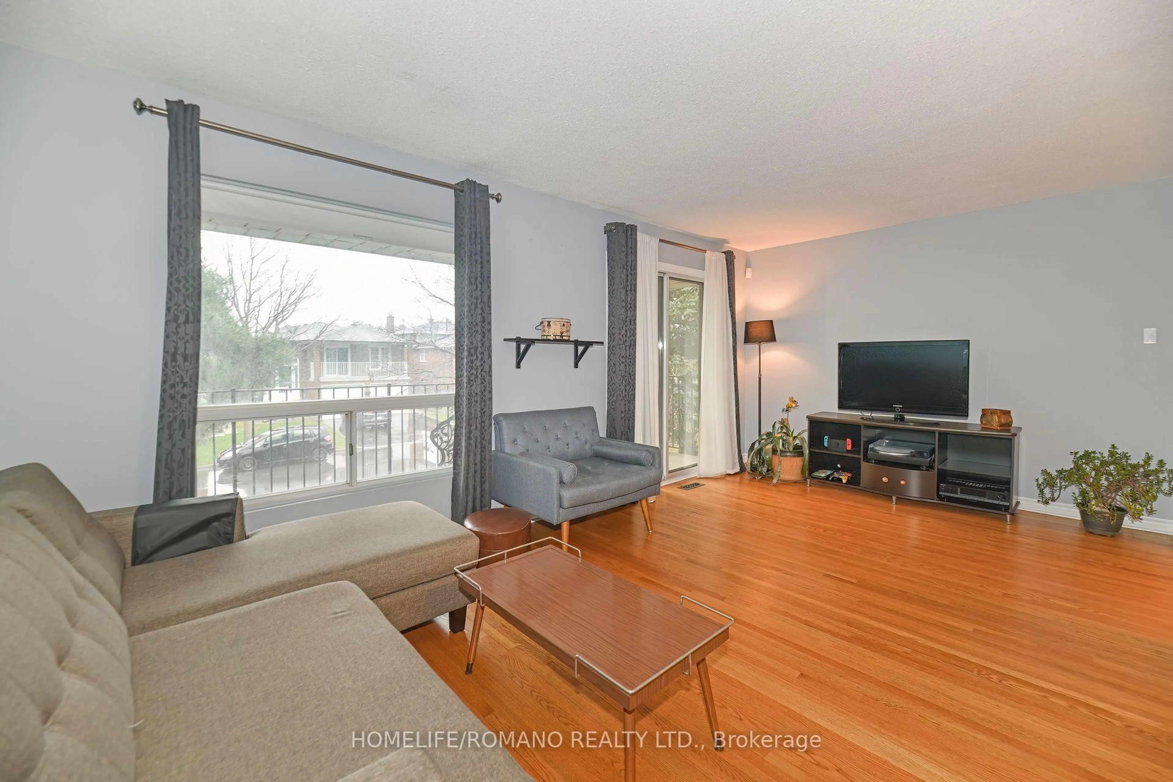 Living room with furniture, wood/laminate floor for 26 Quaker Ridge Rd, Vaughan Ontario L4K 2E7