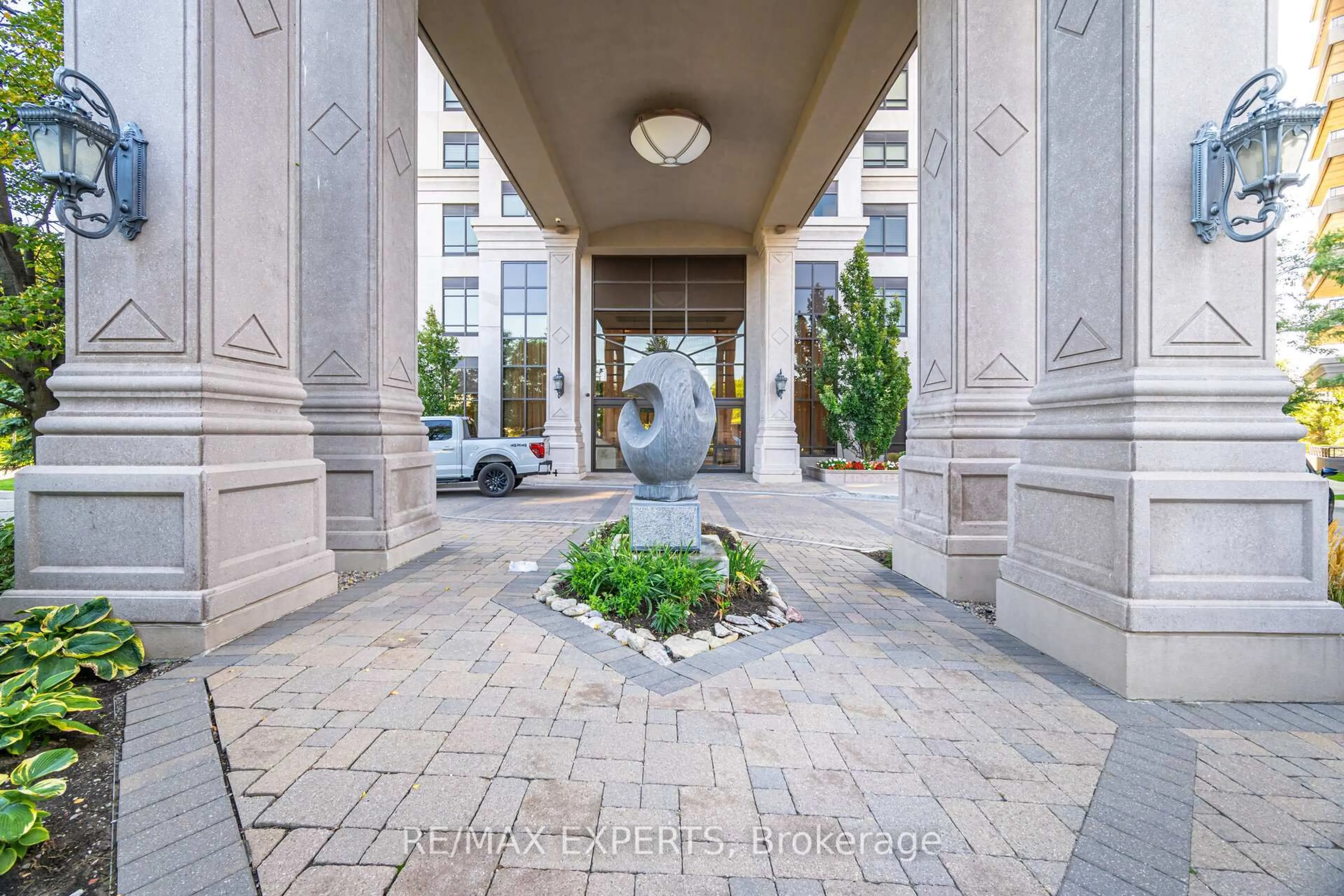 Indoor foyer for 9255 Jane St #809, Vaughan Ontario L6A 0K1