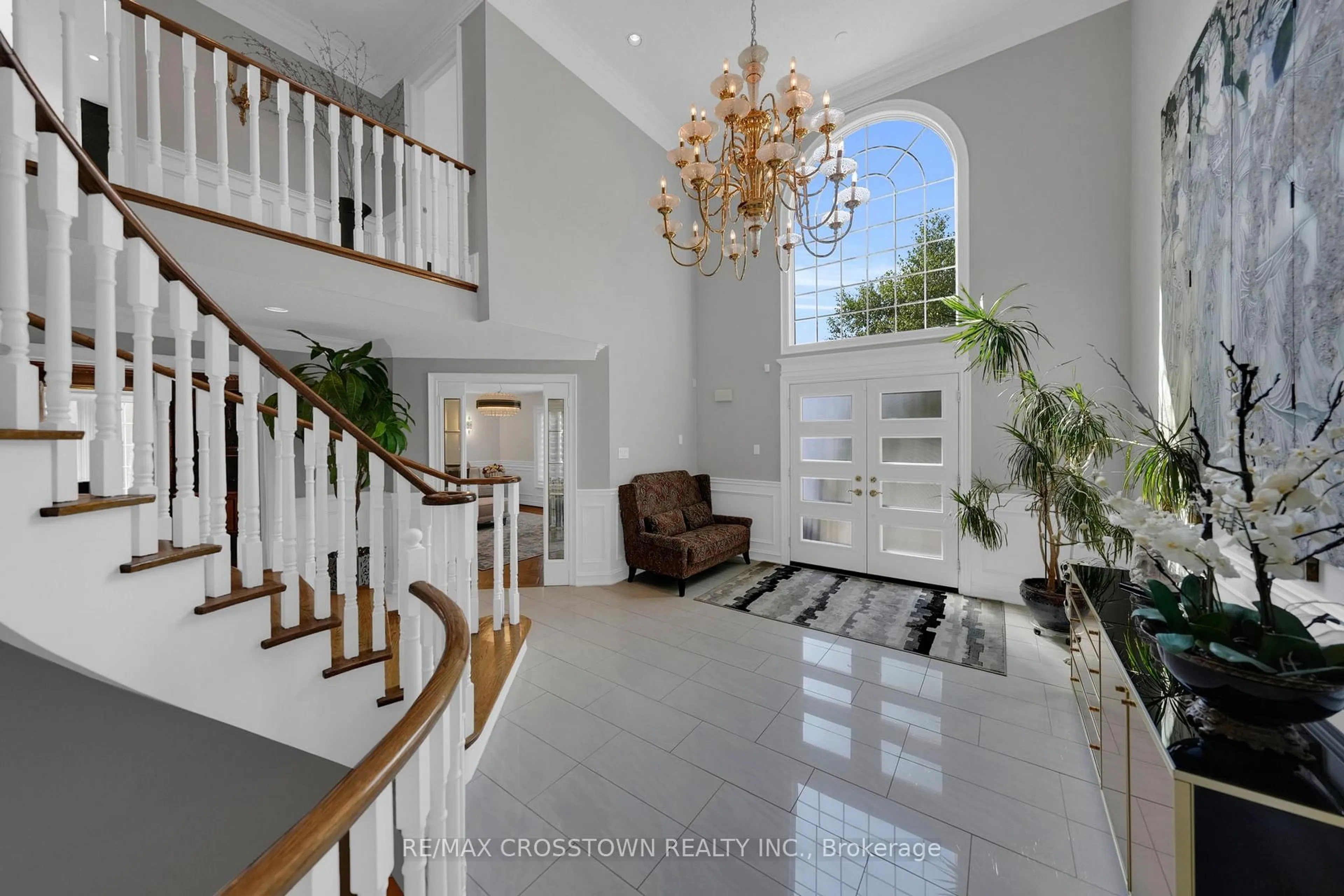 Indoor foyer for 72 Glenayr Rd, Richmond Hill Ontario L4B 2V7