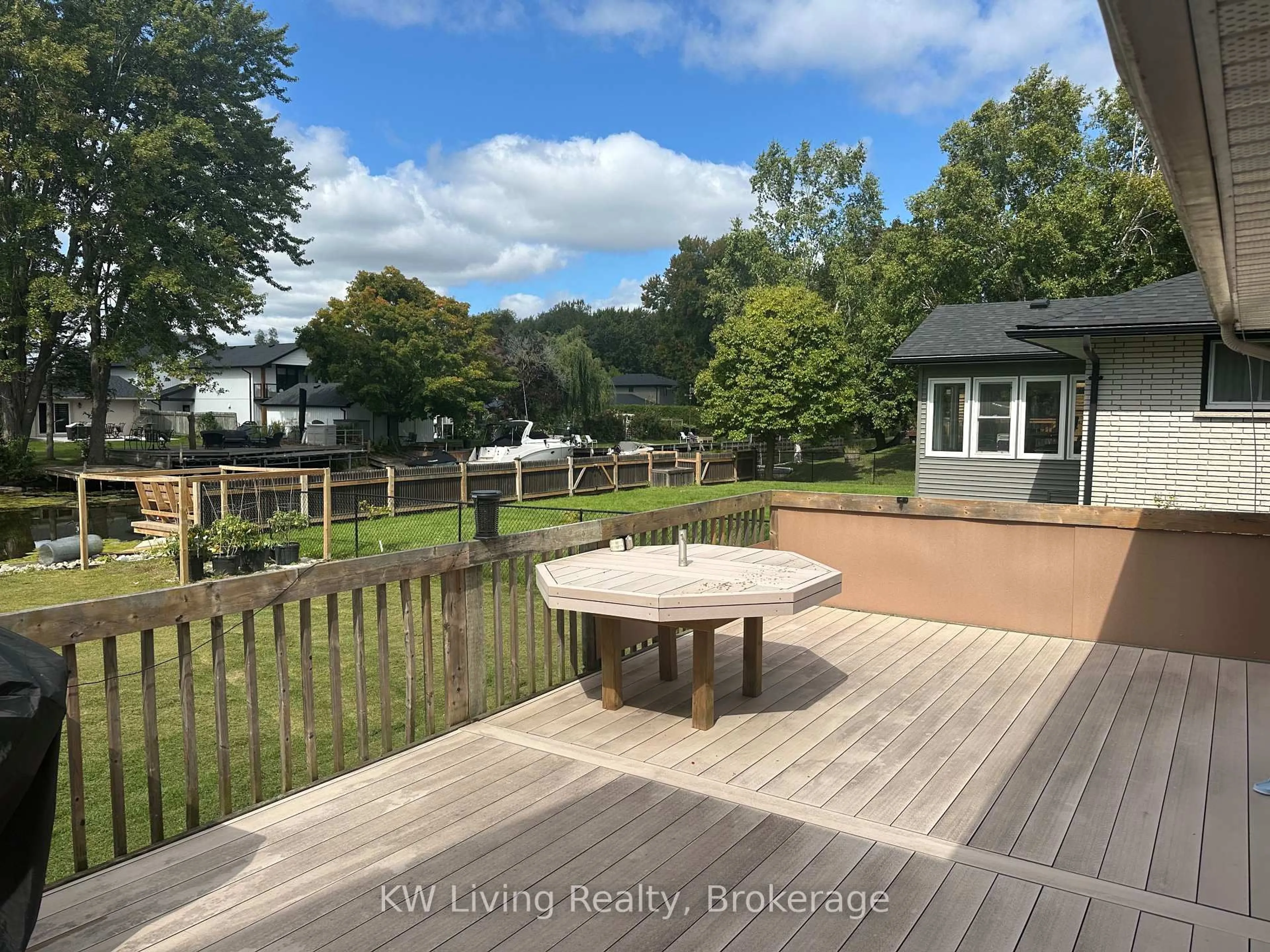A pic from outside/outdoor area/front of a property/back of a property/a pic from drone, unknown for 702 Lake Dr, Georgina Ontario L4P 1V1