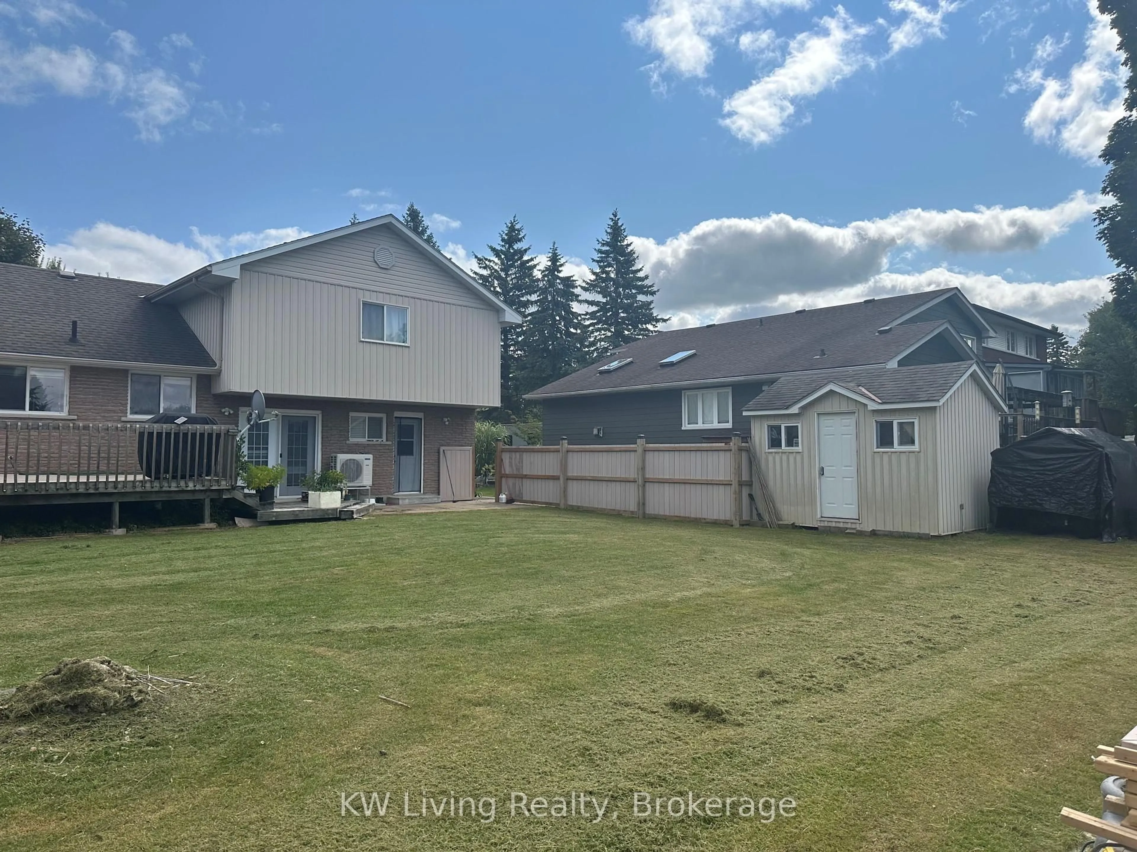 A pic from outside/outdoor area/front of a property/back of a property/a pic from drone, unknown for 702 Lake Dr, Georgina Ontario L4P 1V1