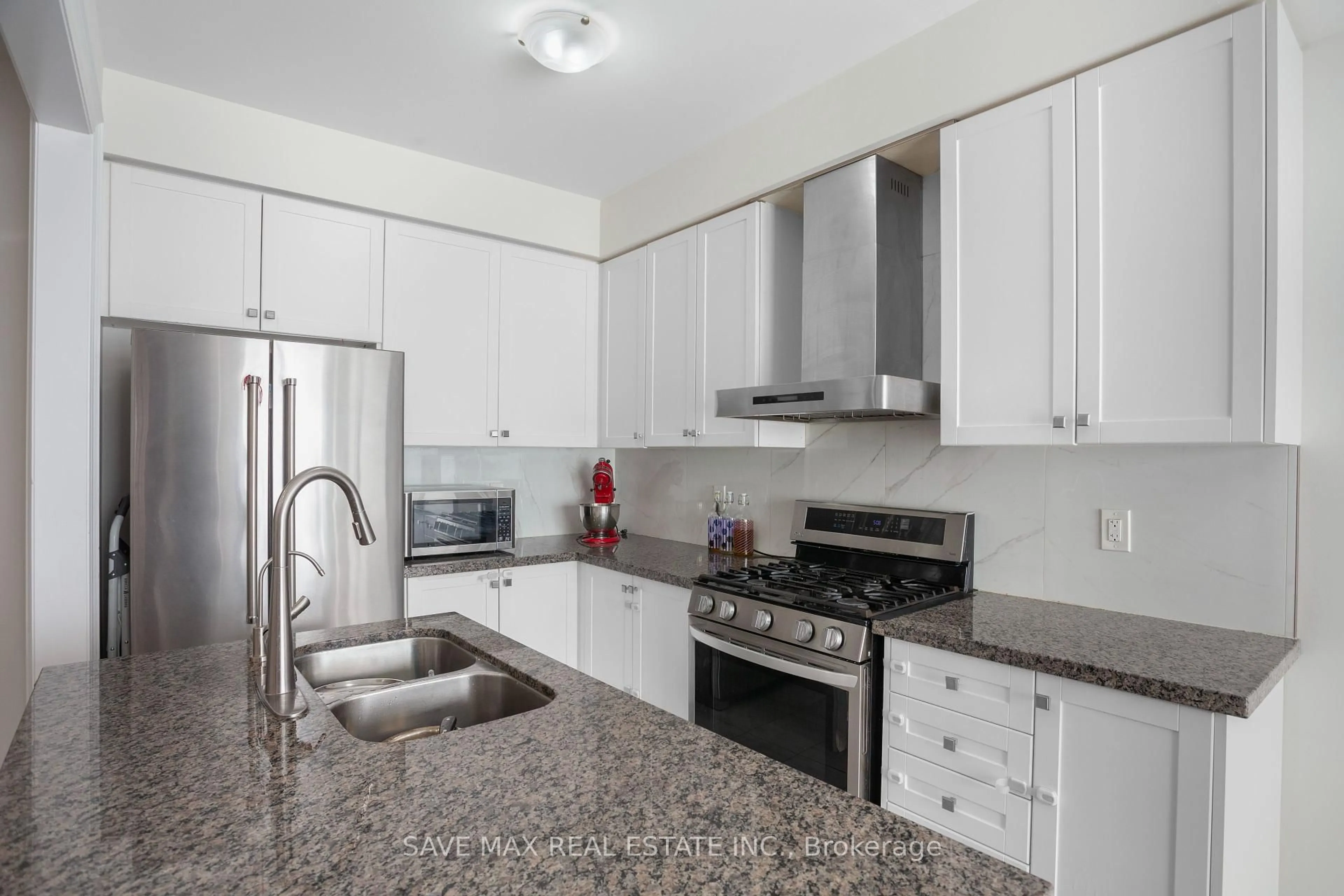 Standard kitchen, ceramic/tile floor for 163 Sutherland Ave, Bradford West Gwillimbury Ontario L3Z 4H6