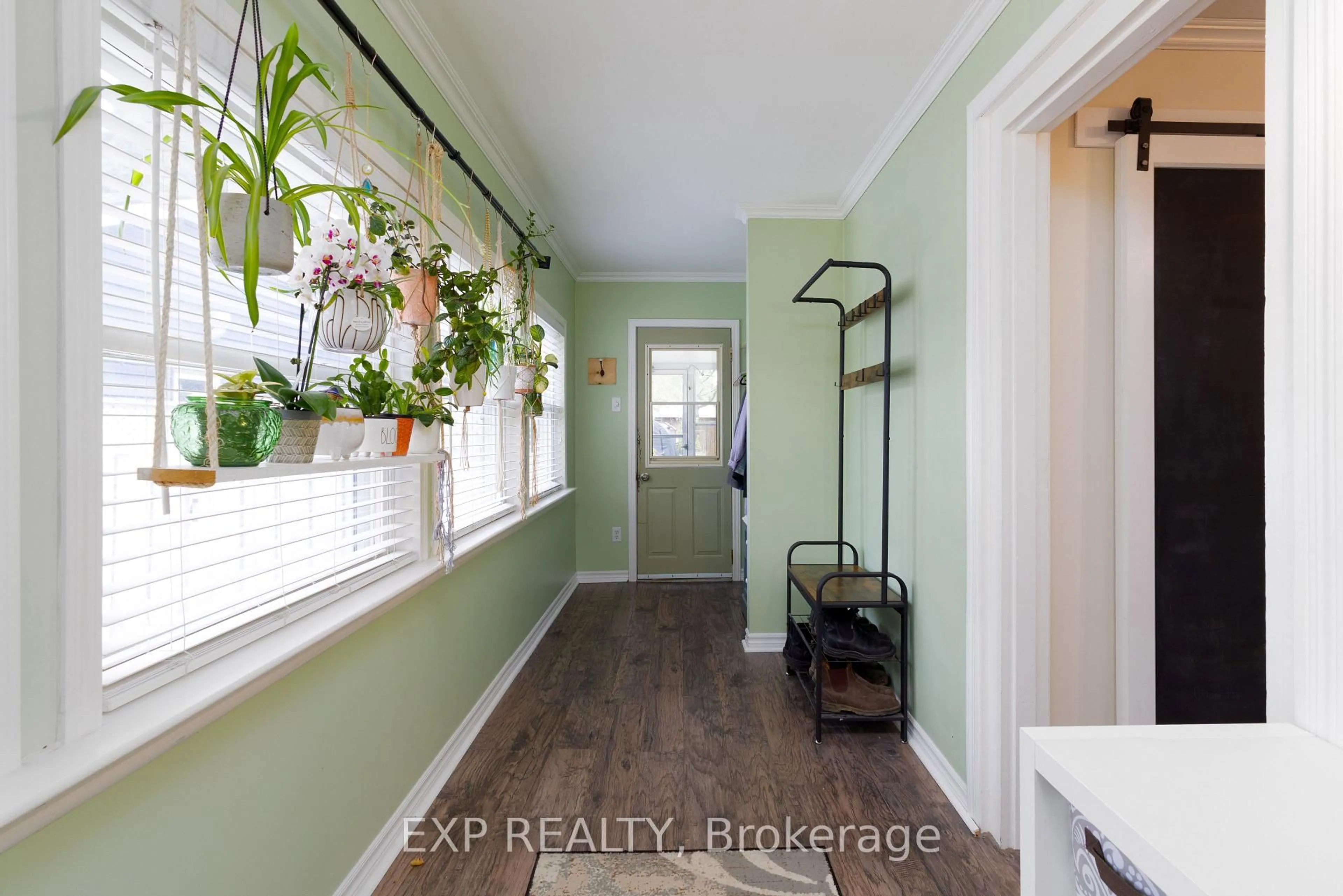 Indoor entryway for 113 Station Rd, Georgina Ontario L0E 1N0