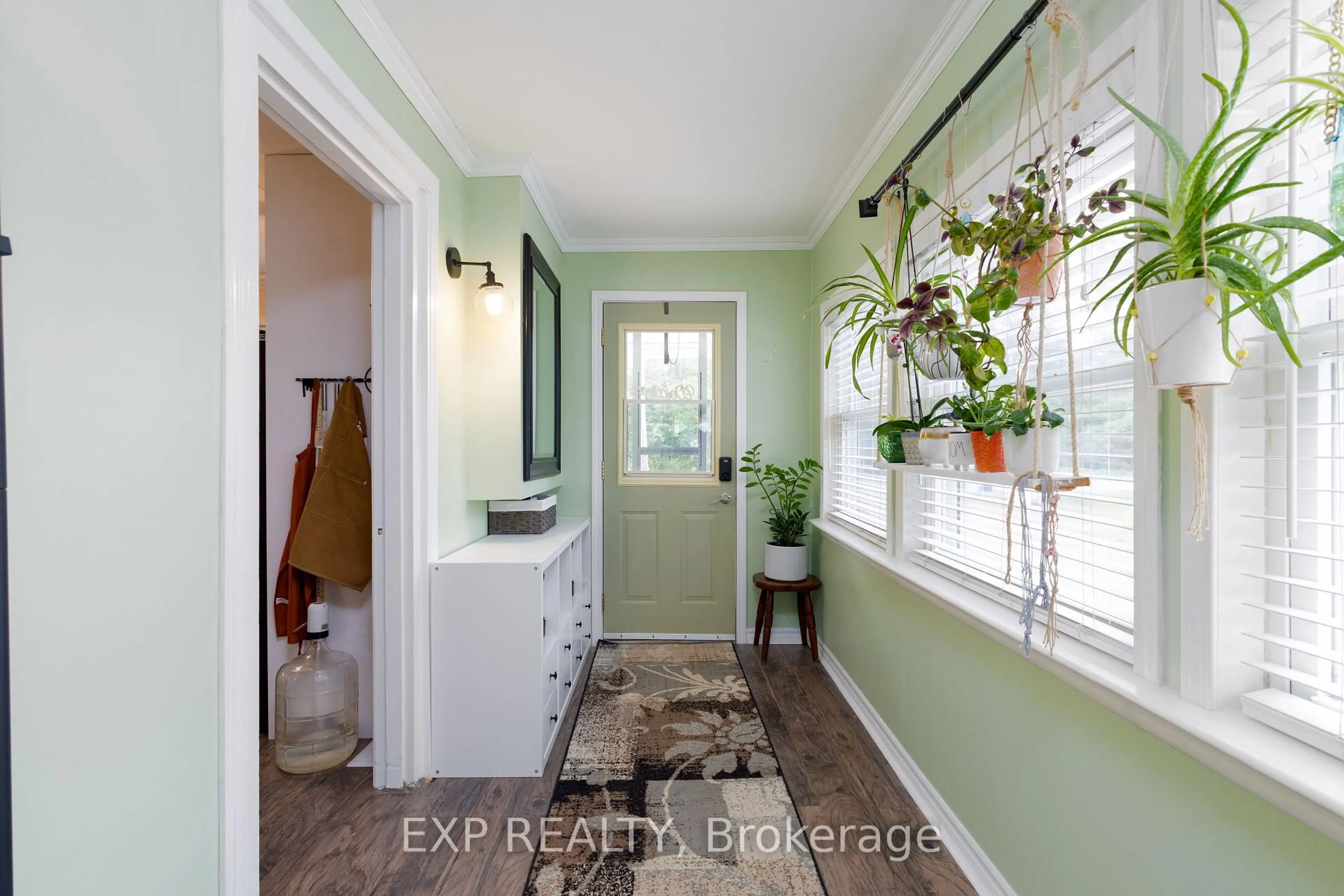 Indoor entryway for 113 Station Rd, Georgina Ontario L0E 1N0