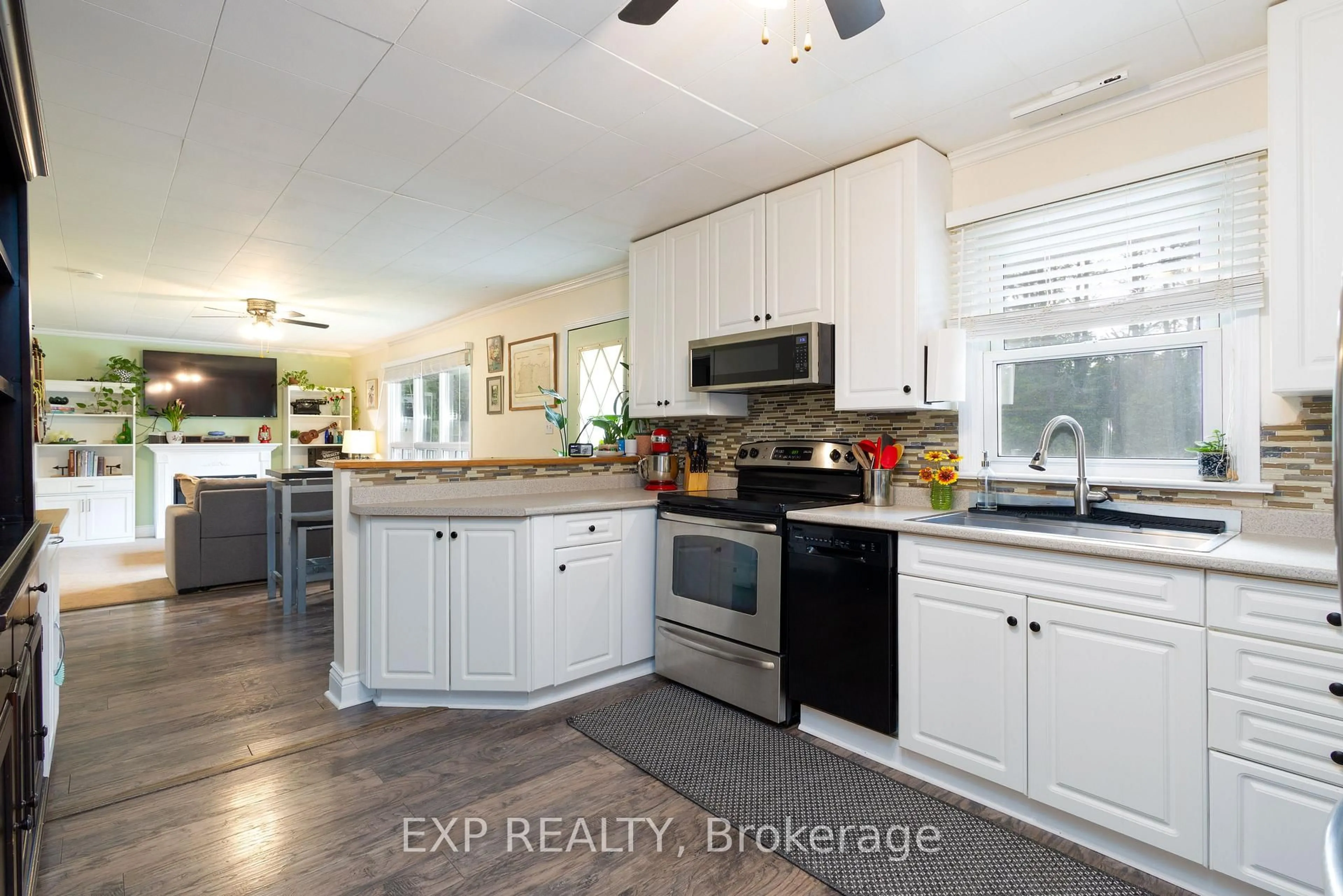 Open concept kitchen, ceramic/tile floor for 113 Station Rd, Georgina Ontario L0E 1N0
