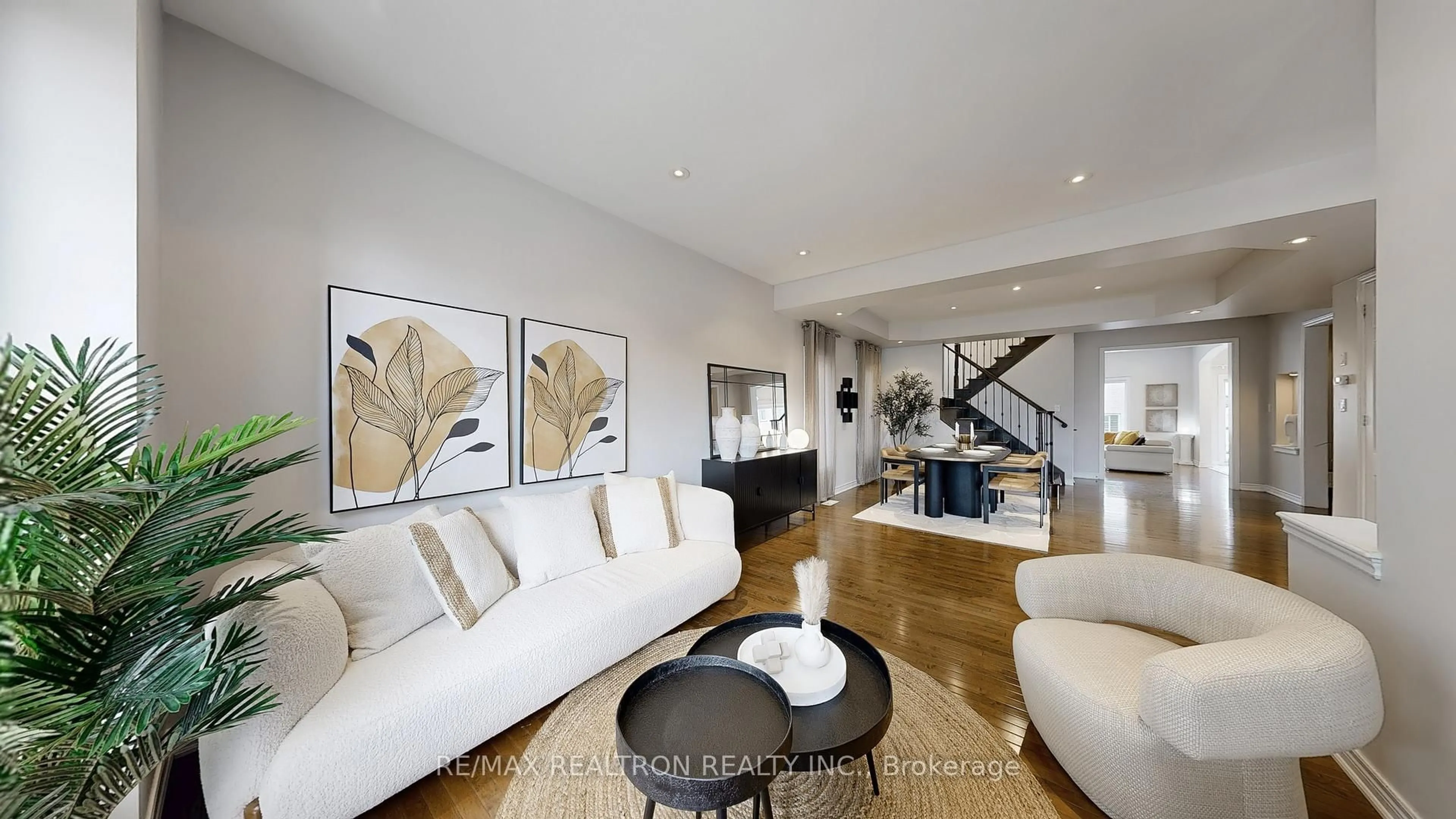 Living room with furniture, unknown for 255 SELWYN Rd, Richmond Hill Ontario L4E 0P6