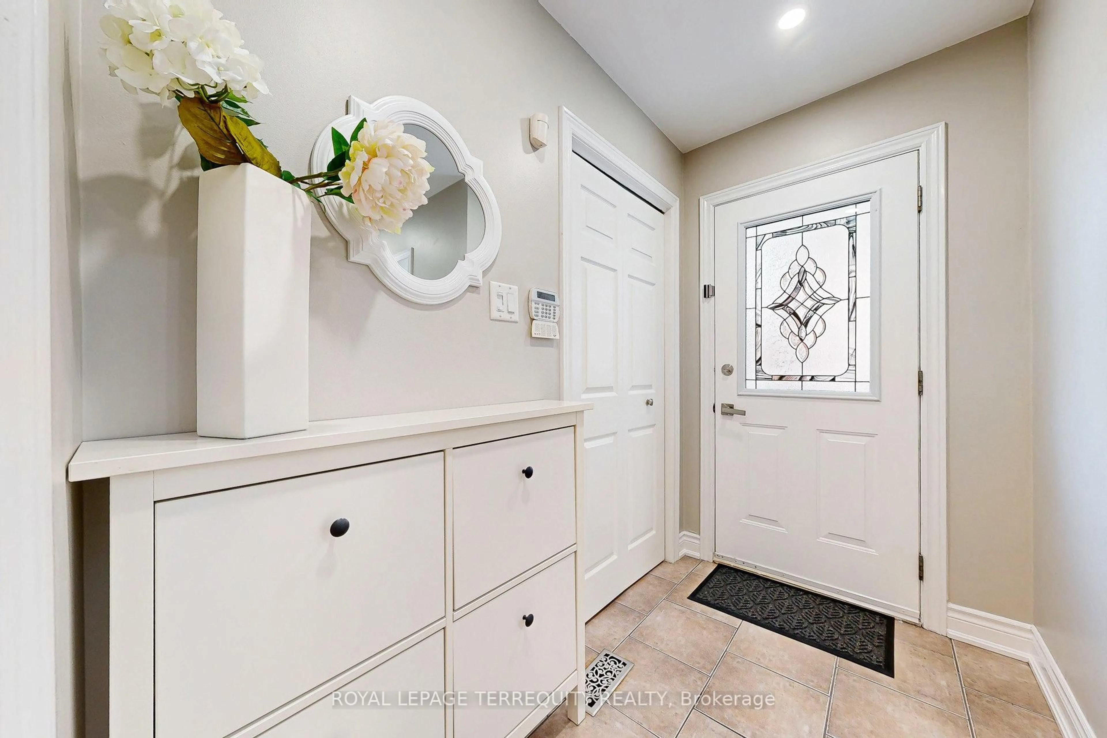 Indoor entryway for 20 Woodcroft Lane, Vaughan Ontario L4L 6S7