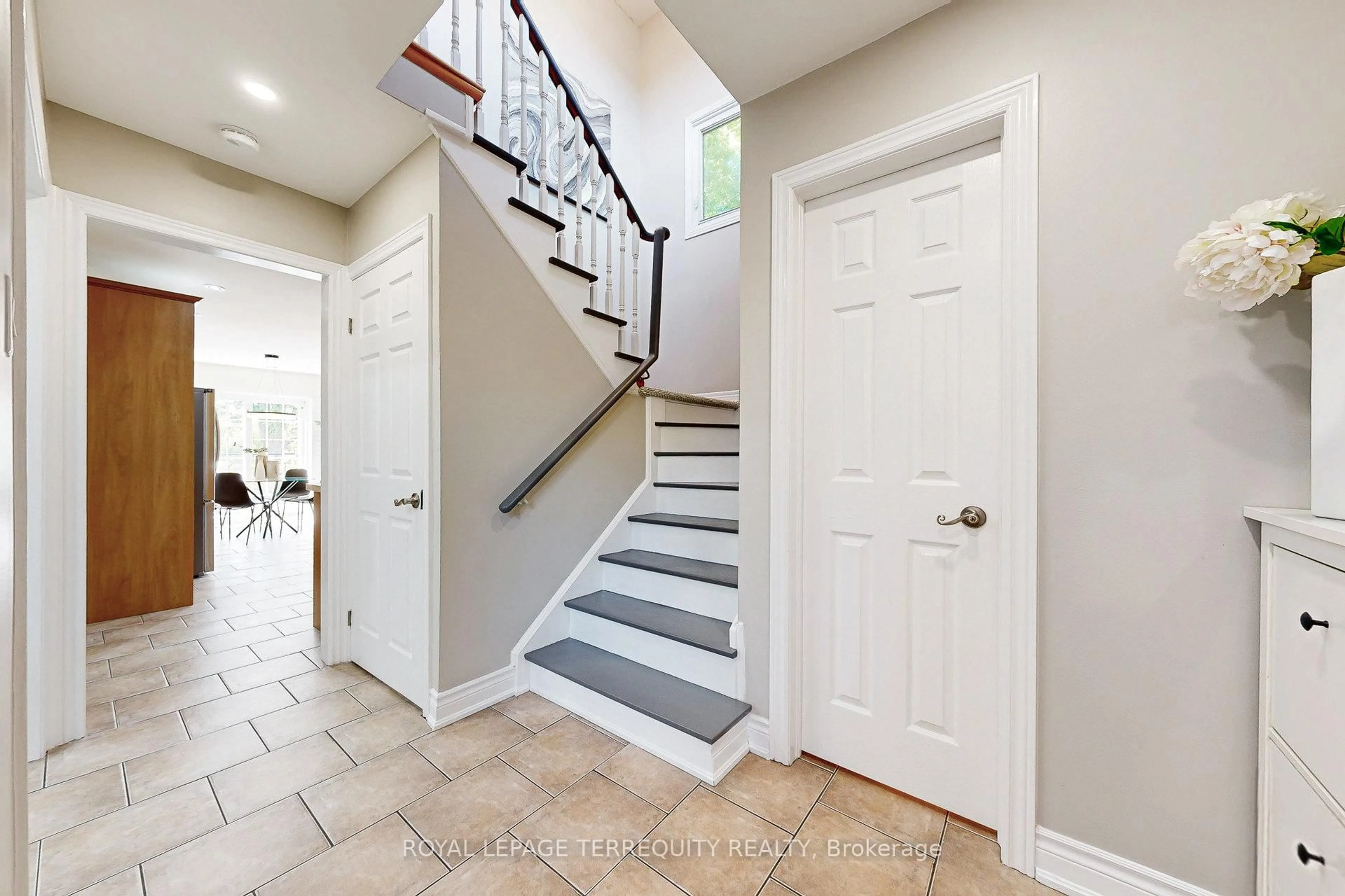 Indoor entryway for 20 Woodcroft Lane, Vaughan Ontario L4L 6S7
