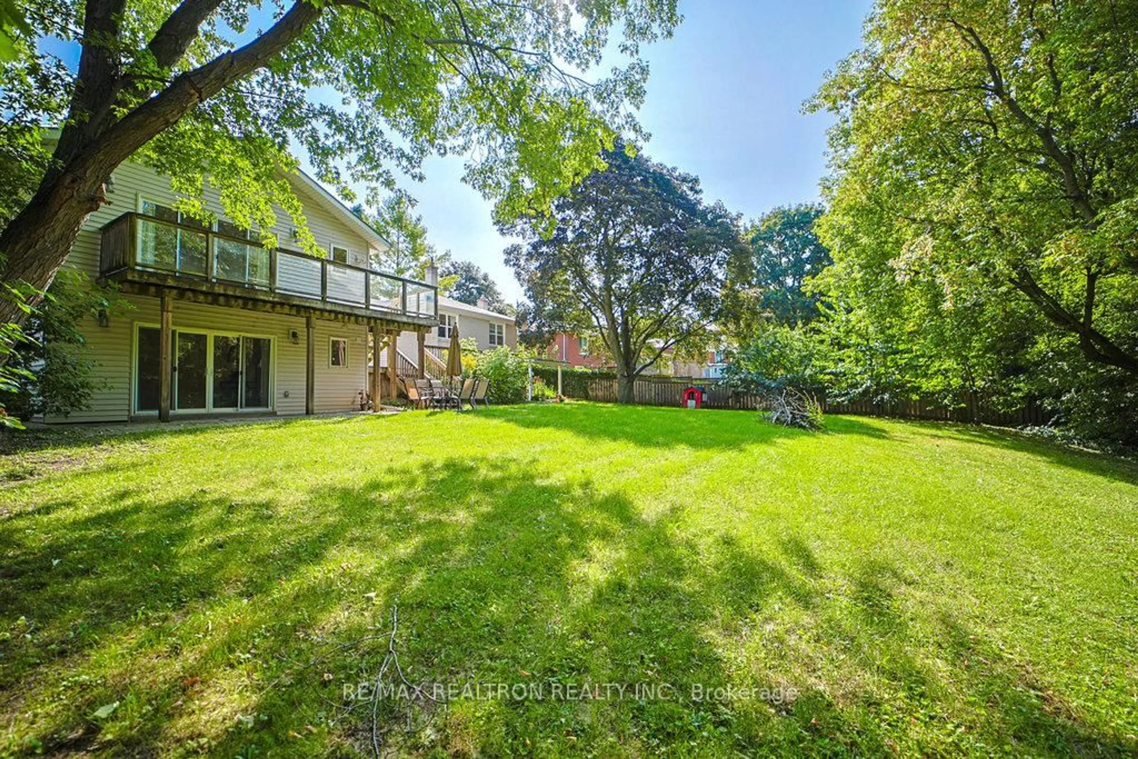 A pic from outside/outdoor area/front of a property/back of a property/a pic from drone, unknown for 92 Hamilton Dr, Newmarket Ontario L3Y 3E8
