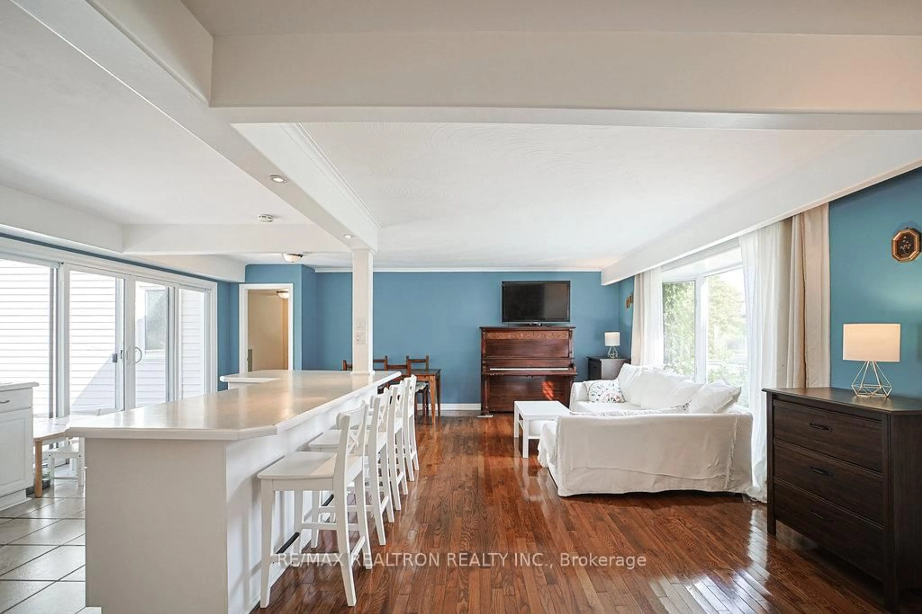 Open concept kitchen, unknown for 92 Hamilton Dr, Newmarket Ontario L3Y 3E8