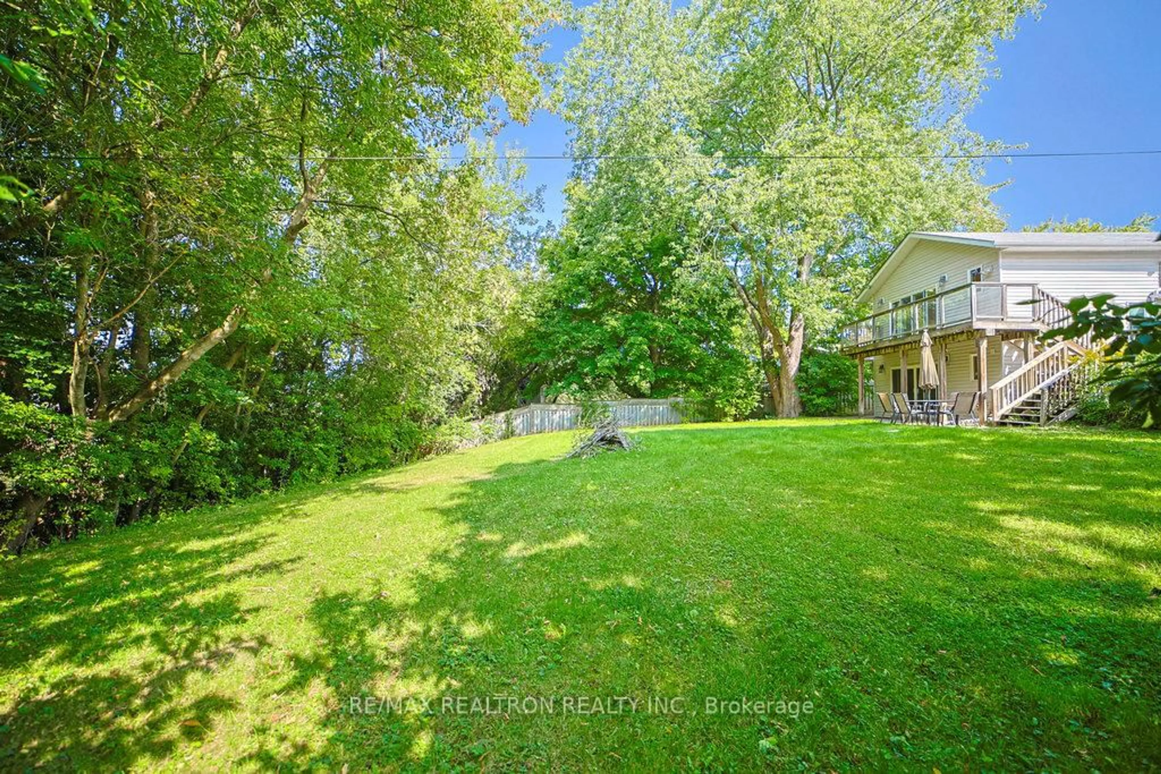 A pic from outside/outdoor area/front of a property/back of a property/a pic from drone, forest/trees view for 92 Hamilton Dr, Newmarket Ontario L3Y 3E8