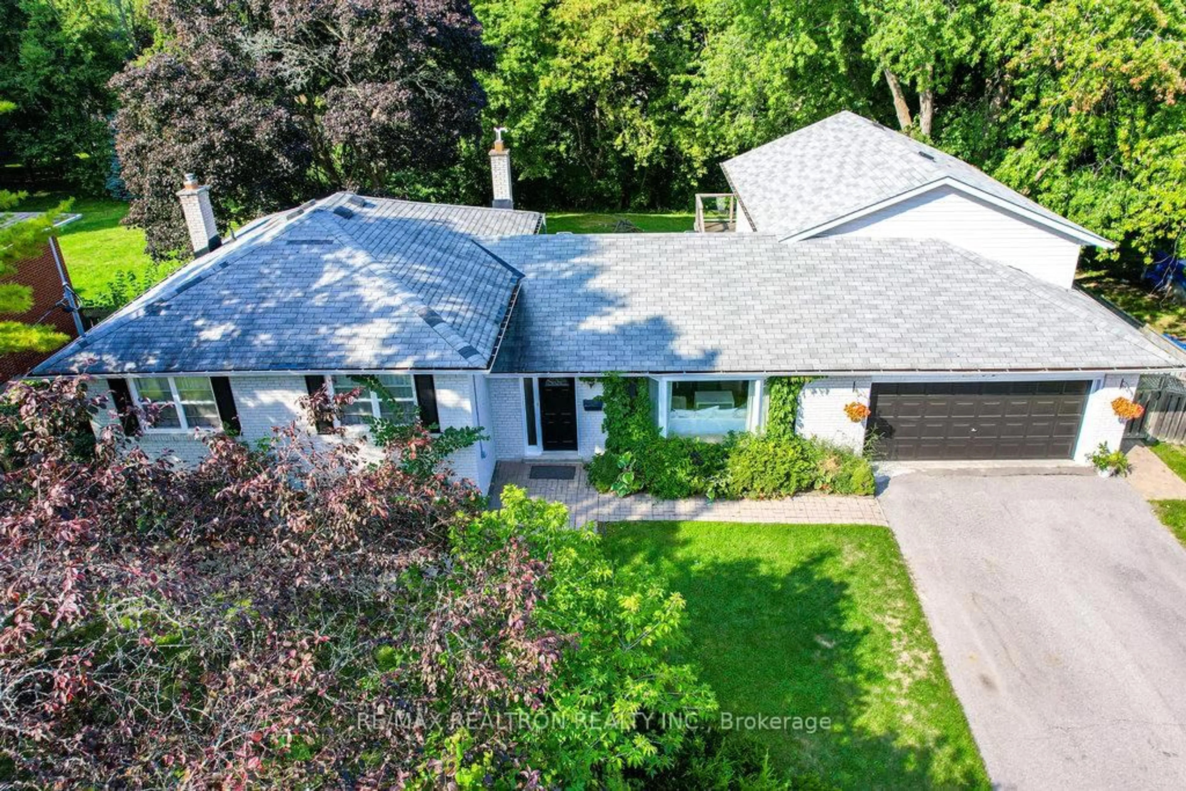 A pic from outside/outdoor area/front of a property/back of a property/a pic from drone, street for 92 Hamilton Dr, Newmarket Ontario L3Y 3E8