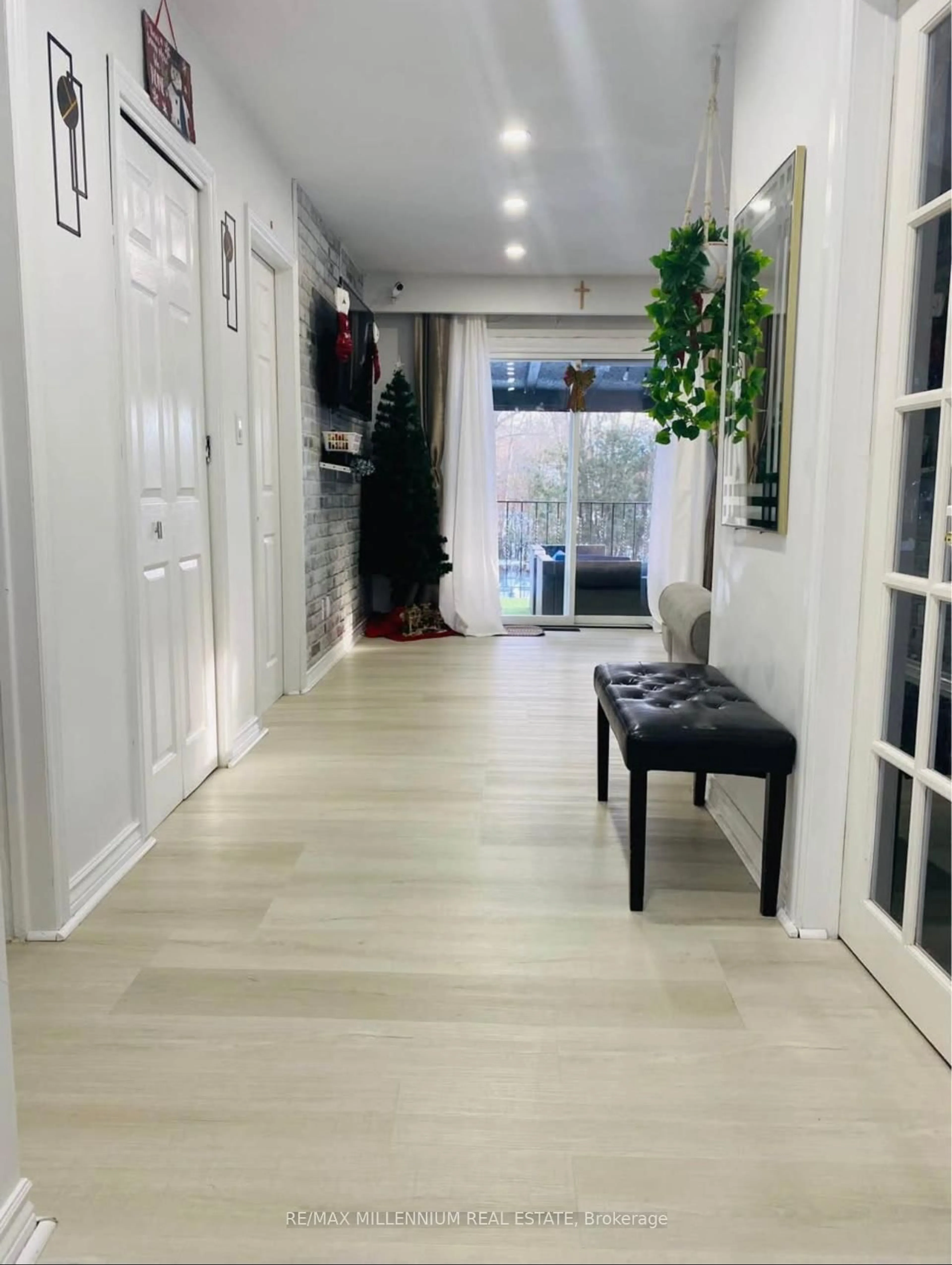 Indoor entryway for 2831 County Rd 89 Rd, Innisfil Ontario L0L 1L0