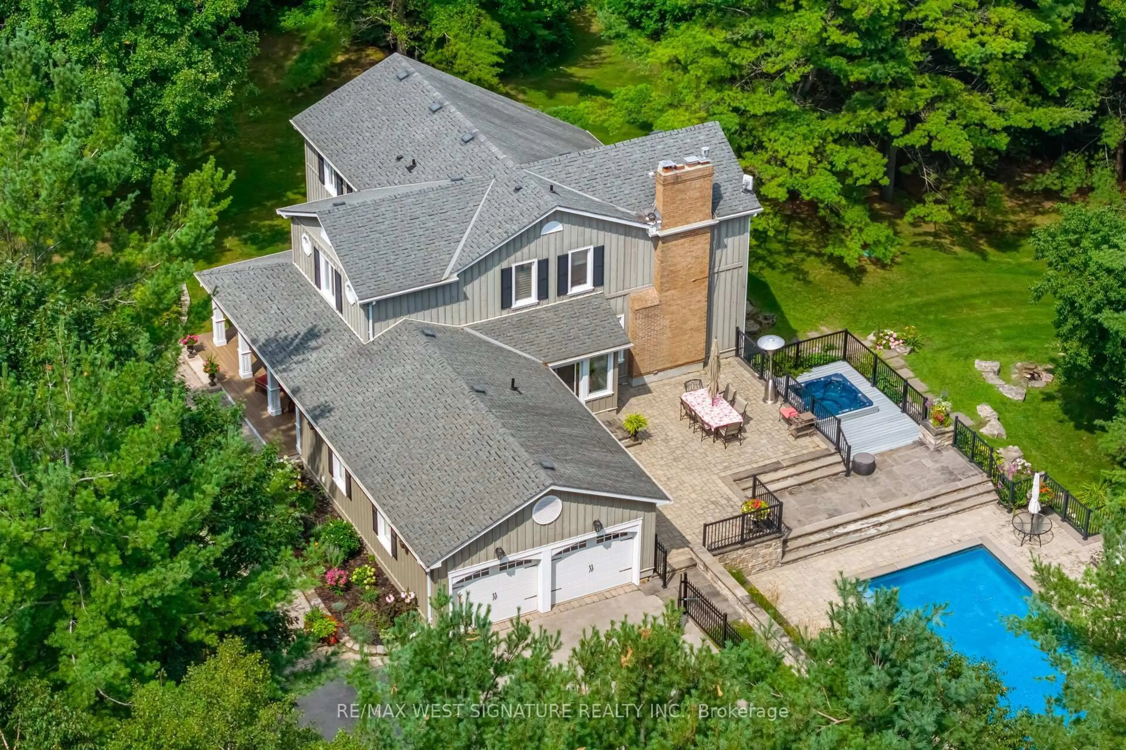 A pic from outside/outdoor area/front of a property/back of a property/a pic from drone, unknown for 351 Dearbourne Ave, King Ontario L7B 1A3