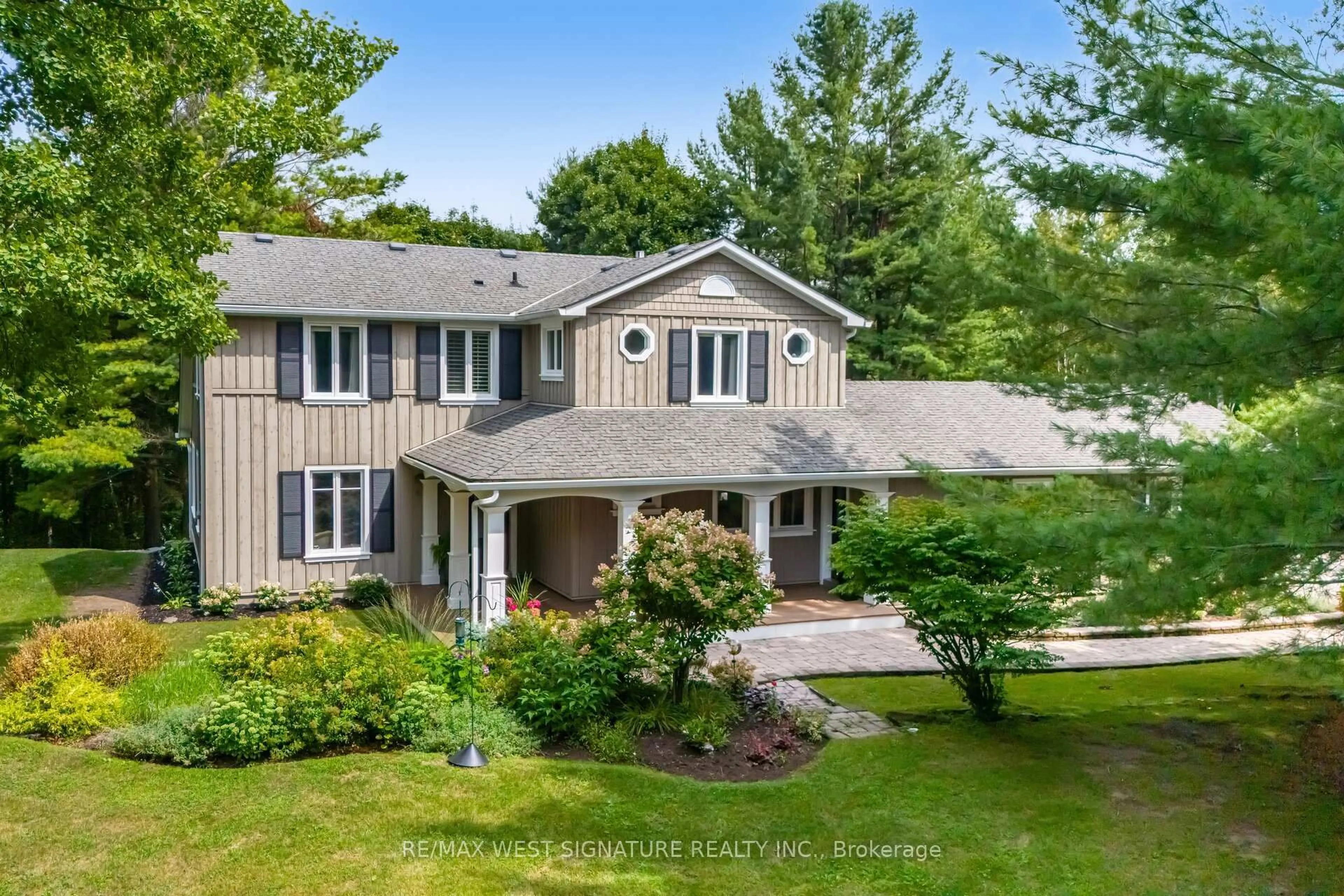 A pic from outside/outdoor area/front of a property/back of a property/a pic from drone, street for 351 Dearbourne Ave, King Ontario L7B 1A3