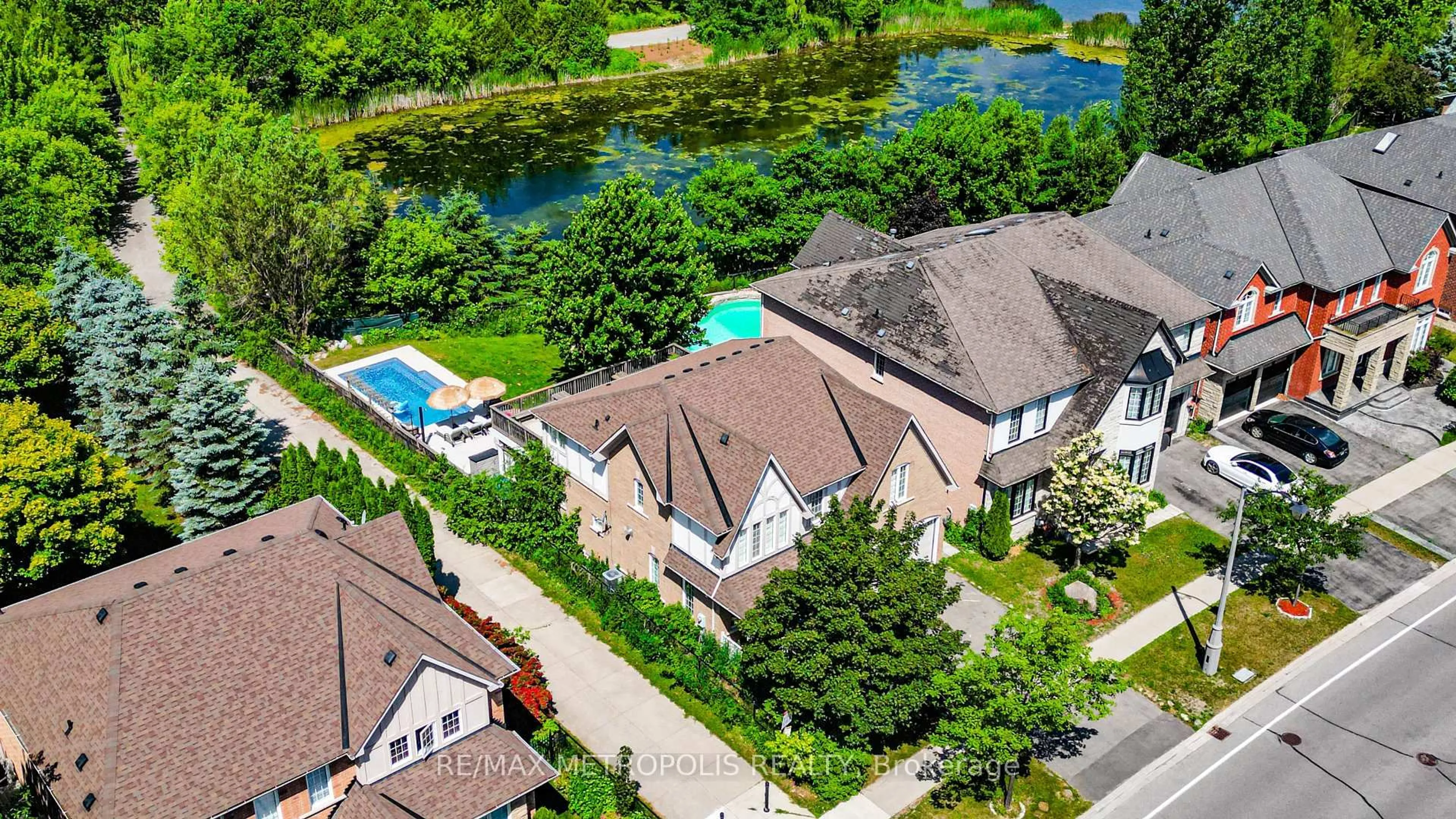 A pic from outside/outdoor area/front of a property/back of a property/a pic from drone, water/lake/river/ocean view for 114 Selwyn Rd, Richmond Hill Ontario L4E 5E3