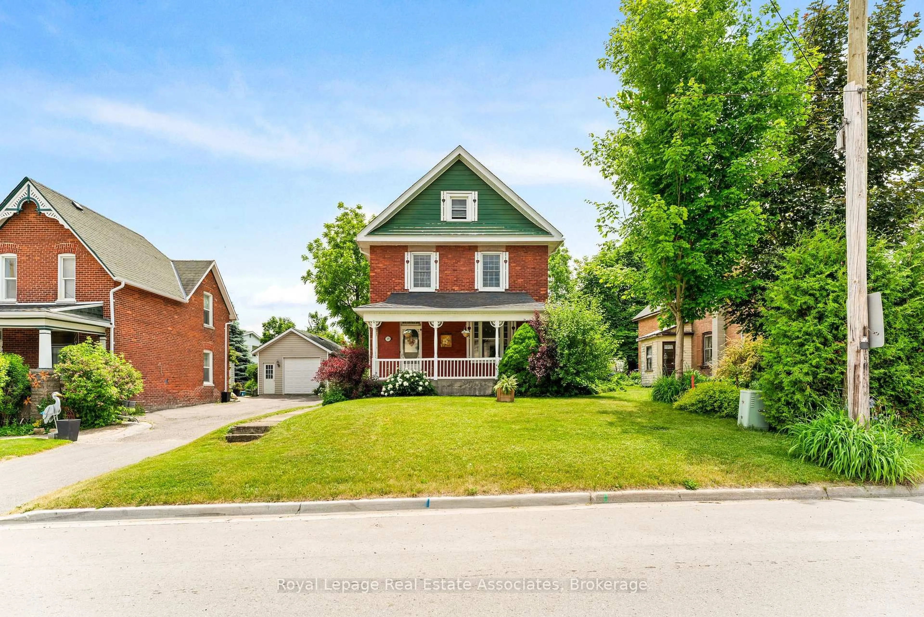 Home with brick exterior material, street for 1379 Killarney Beach St, Innisfil Ontario L0L 1W0