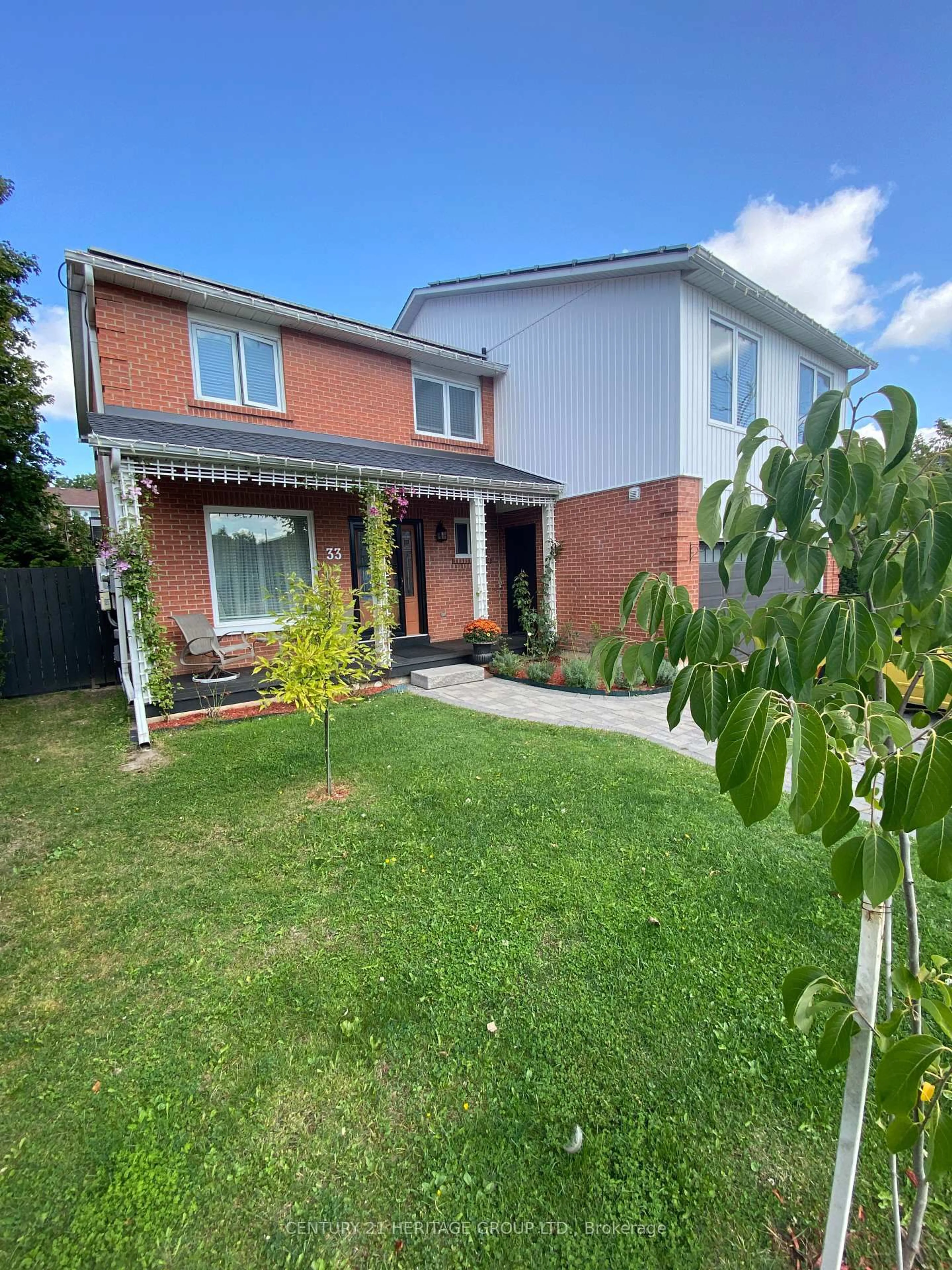 Home with brick exterior material, street for 33 London Rd, Newmarket Ontario L3Y 6A1