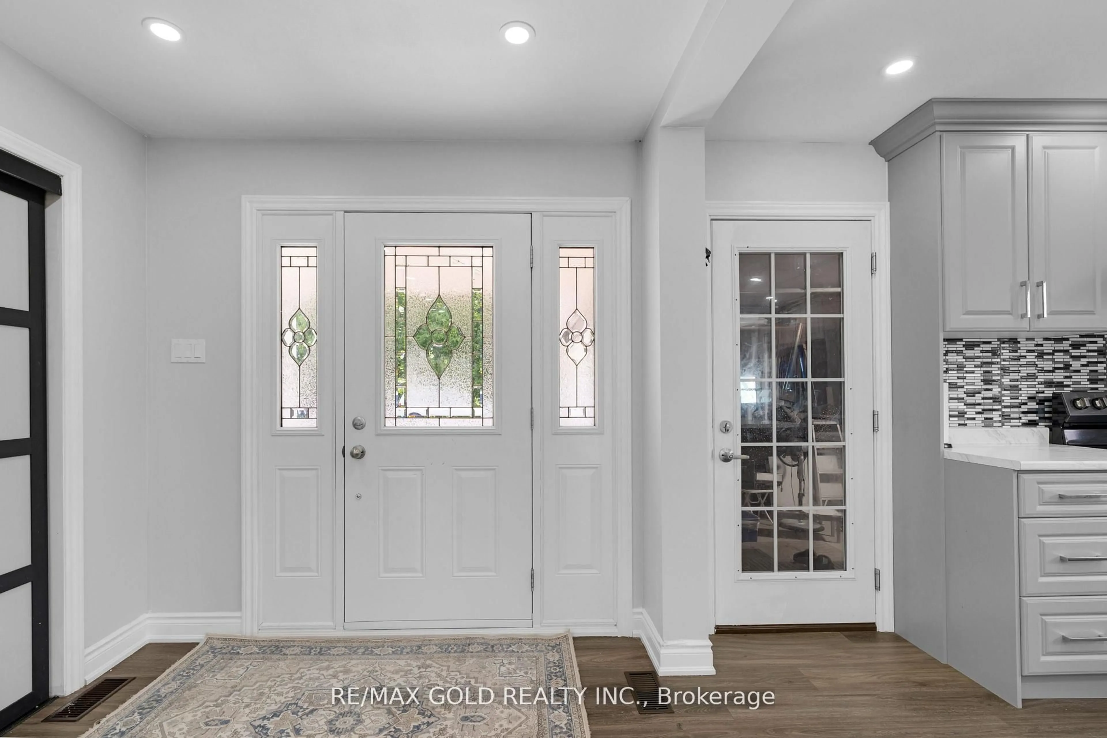 Indoor entryway for 6820 16th Sdrd, King Ontario L0G 1T0