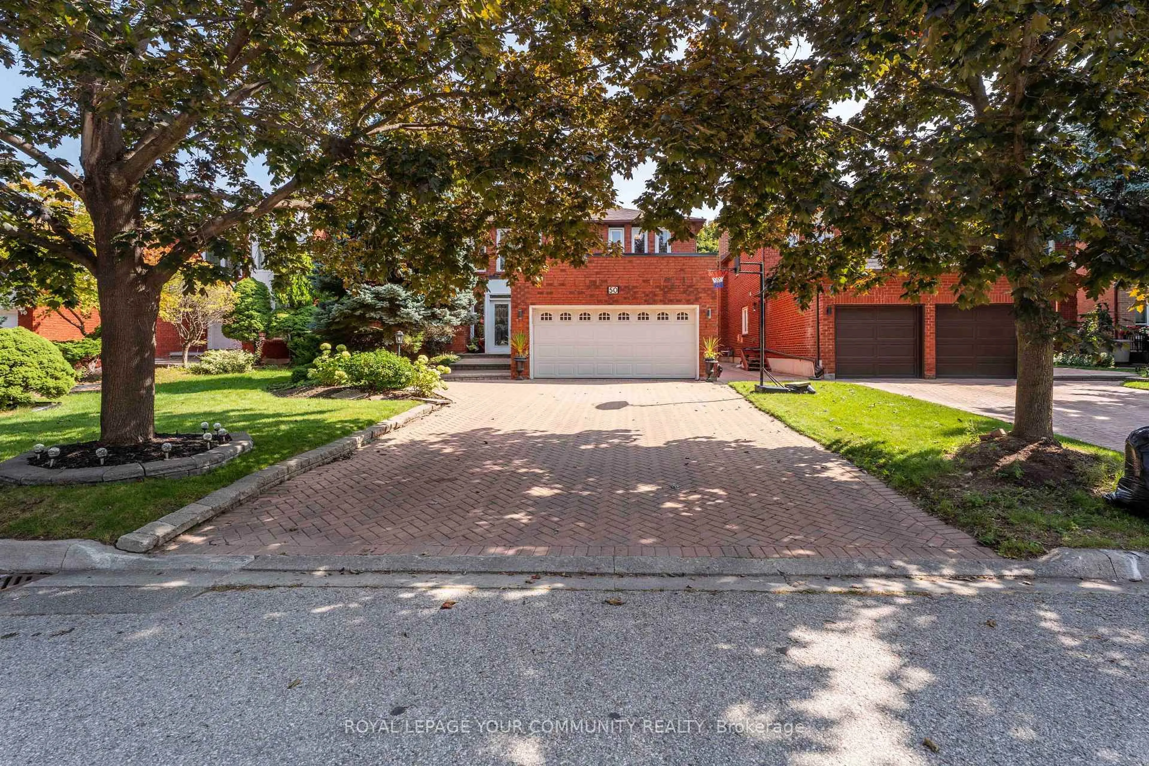 A pic from outside/outdoor area/front of a property/back of a property/a pic from drone, street for 50 Waltham Cres, Richmond Hill Ontario L4B 1Z6