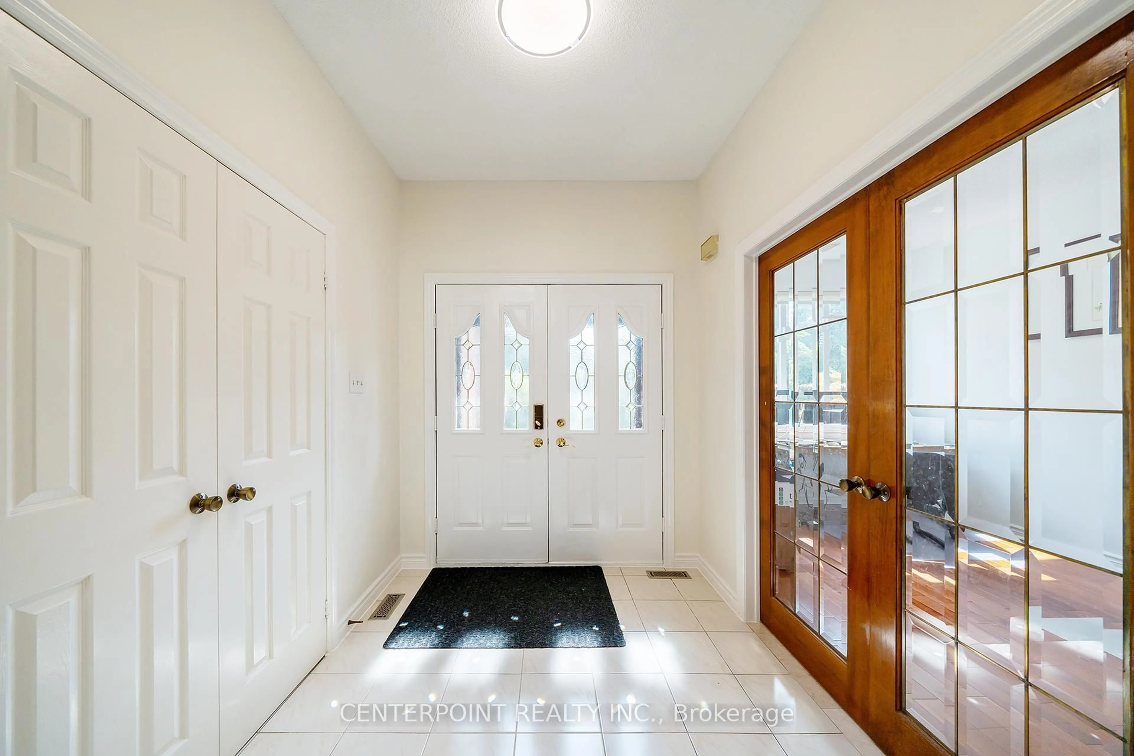 Indoor entryway for 8 Woodlawn Rd, Markham Ontario L3P 7G4