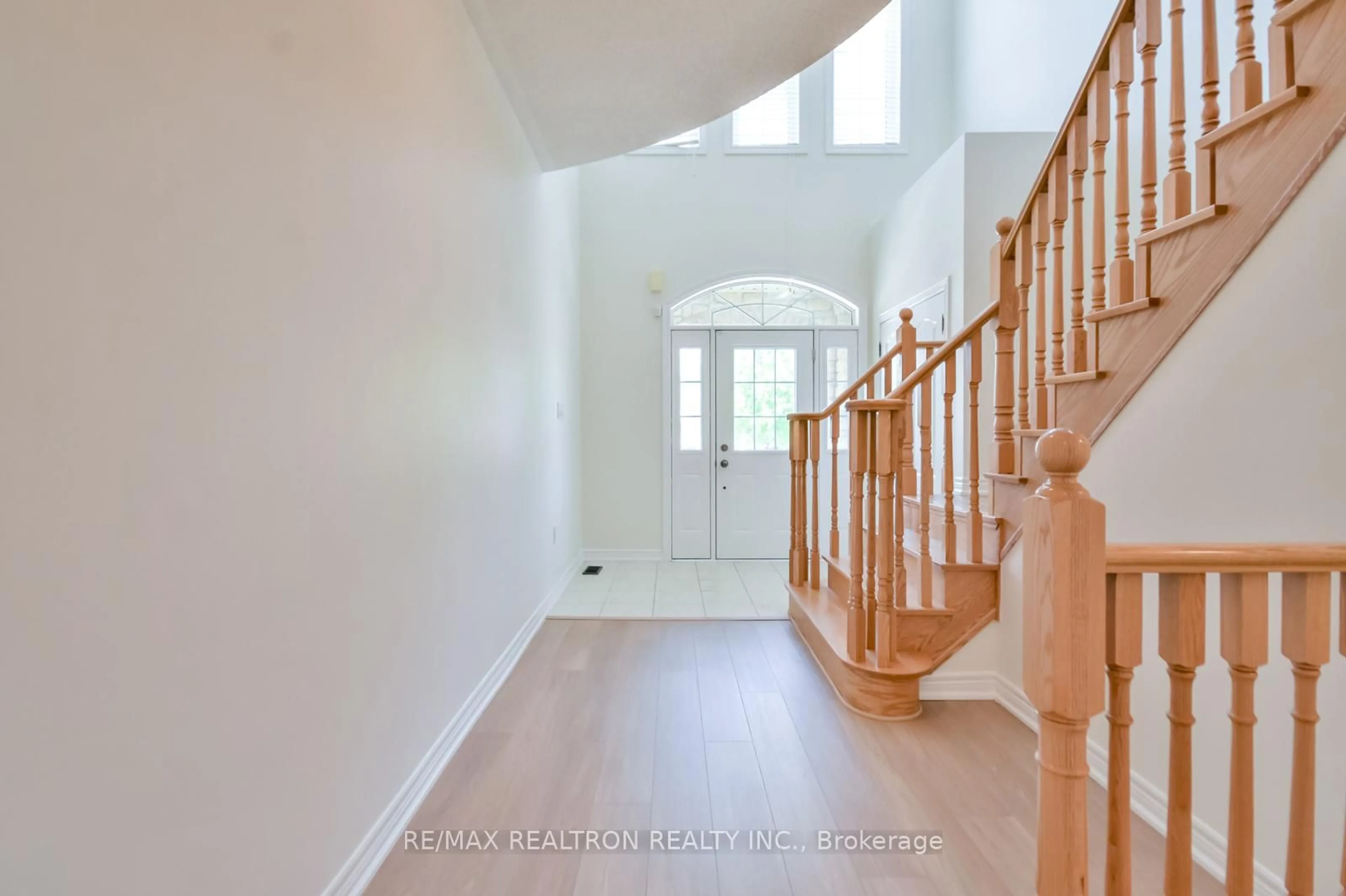 Indoor entryway for 31 Gold Park Gate, Essa Ontario L3W 0C2