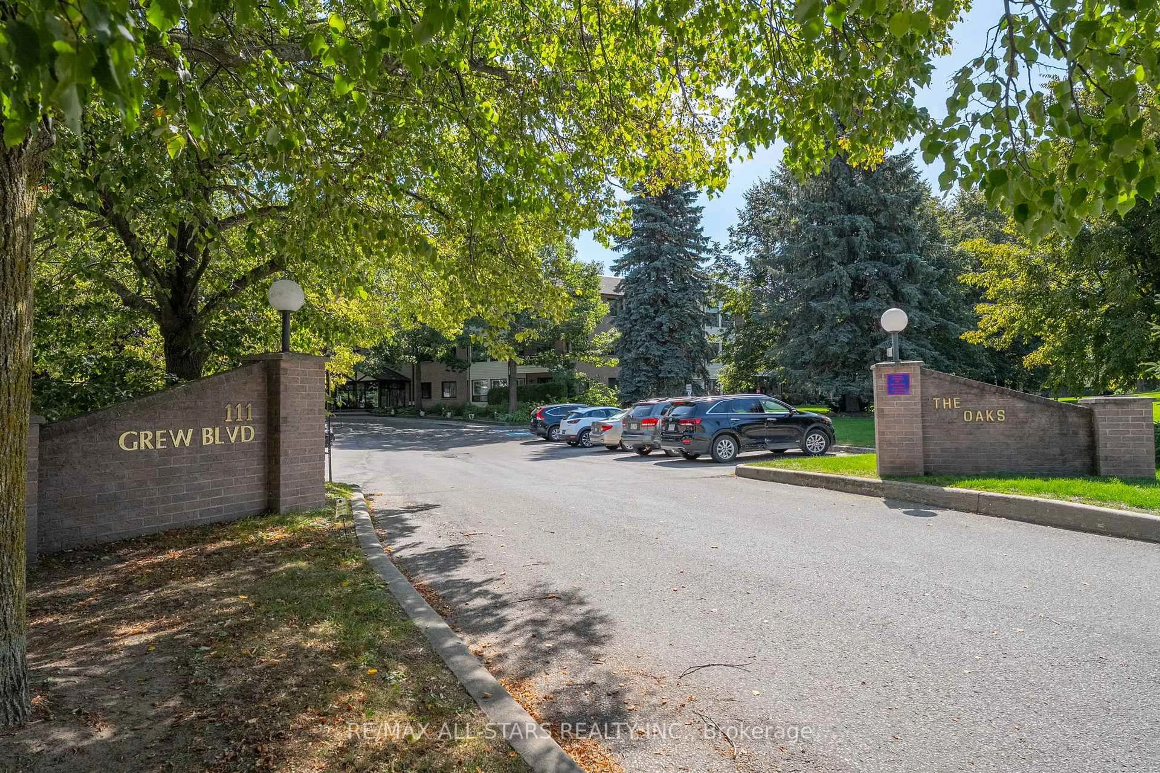 Patio, street for 111 Grew Blvd #105, Georgina Ontario L0E 1L0