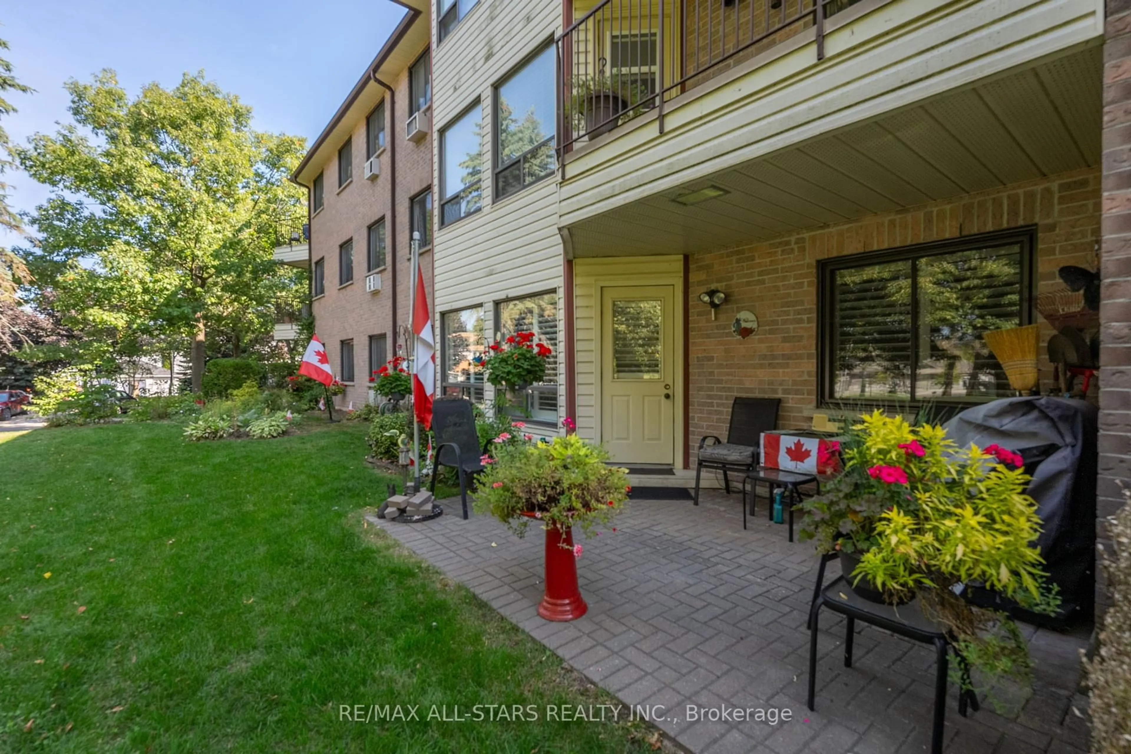 Patio, street for 111 Grew Blvd #105, Georgina Ontario L0E 1L0