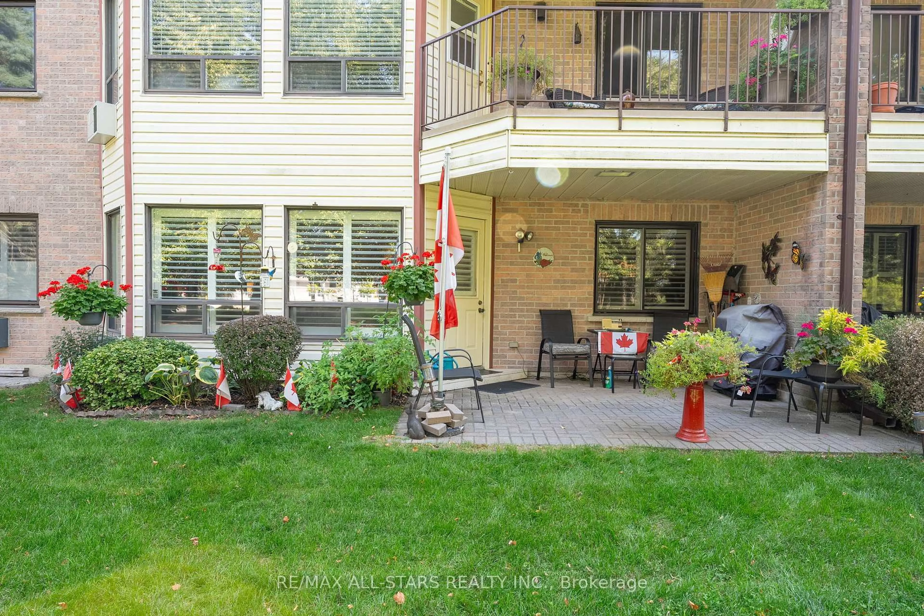 Patio, unknown for 111 Grew Blvd #105, Georgina Ontario L0E 1L0